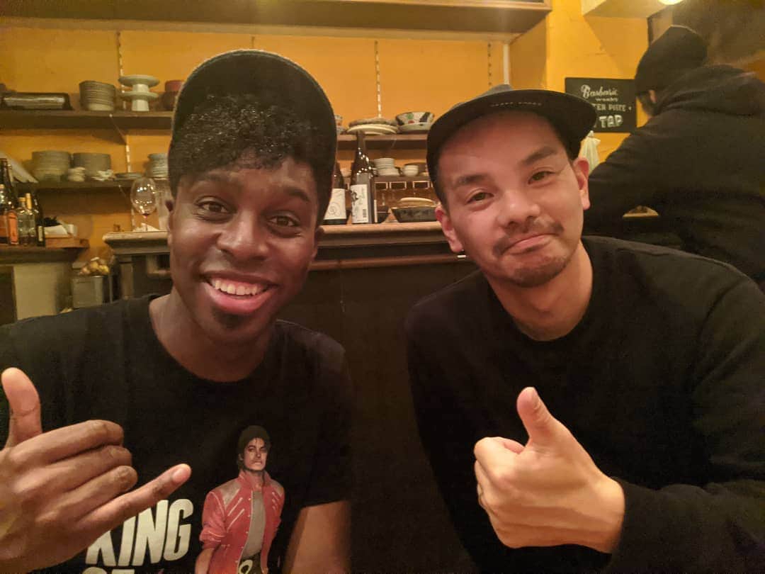 アイク・B・ヌワラのインスタグラム：「アメリカにいる時から超リスペクトしてたGAGLEのビートメーカーMitsuTheBeatsさんと飲めることが出来た！！本当に本当に嬉しかった！！(≧▽≦)奇跡！  #GAGLE #MitsuTheBeats #JazzySport」