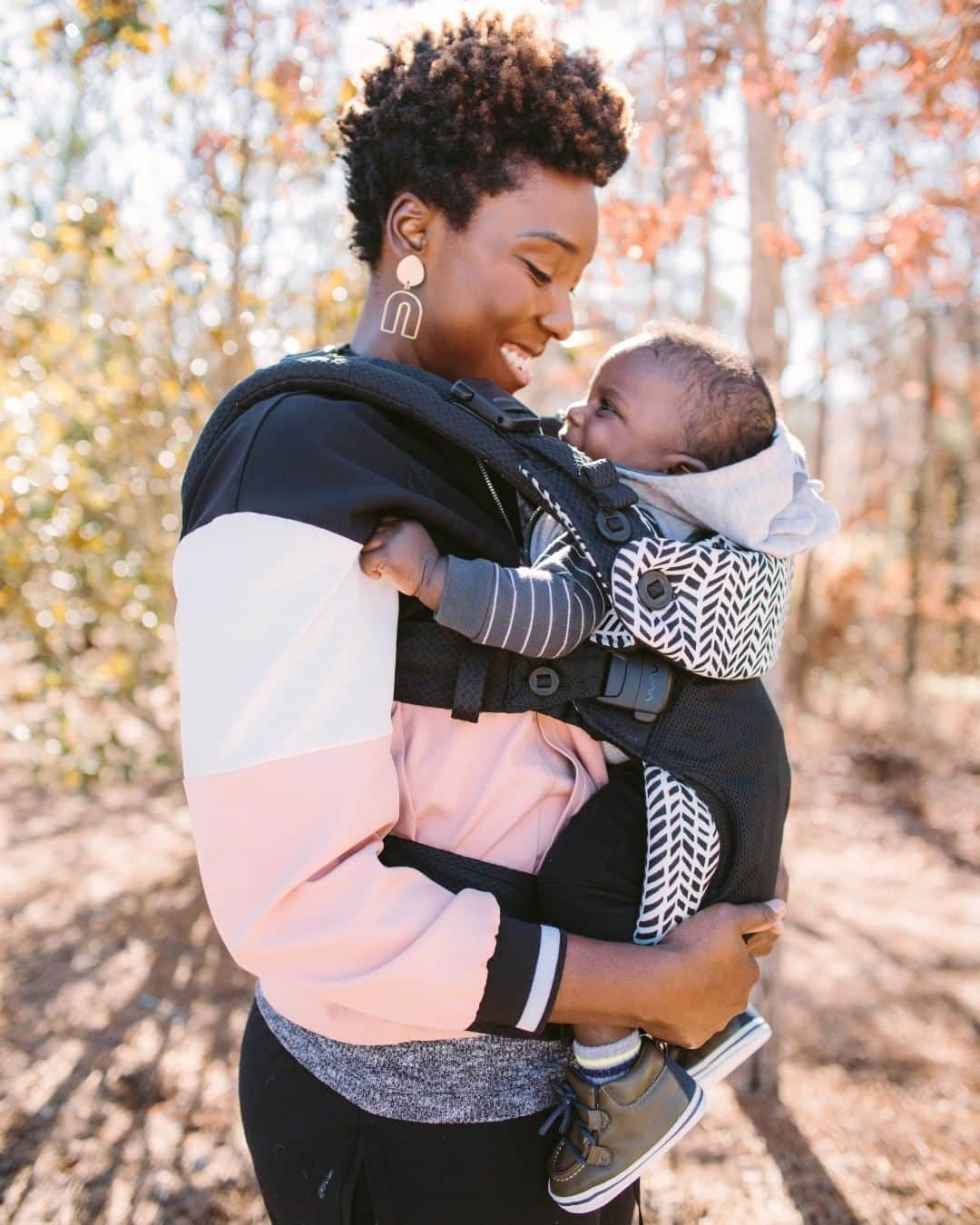 nunaさんのインスタグラム写真 - (nunaInstagram)「"The practical side of family life is a constant source of inspiration to us, that's why we have made some upgrades on the CUDL baby carrier.  Say hello to four new magnetic buckles that make securing on-the-go even simpler.  PC: @daynabolden *New CUDL shown in @potterybarnkids Broken Arrow Caviar "  #Nuna #NunaCUDL #babywearing #newproduct #CUDL #travelmom #momonthego #NunaCarrier #babywearing #babycarrier #keepthemclose #carrythem #babywearinglove」2月17日 1時00分 - nuna_usa