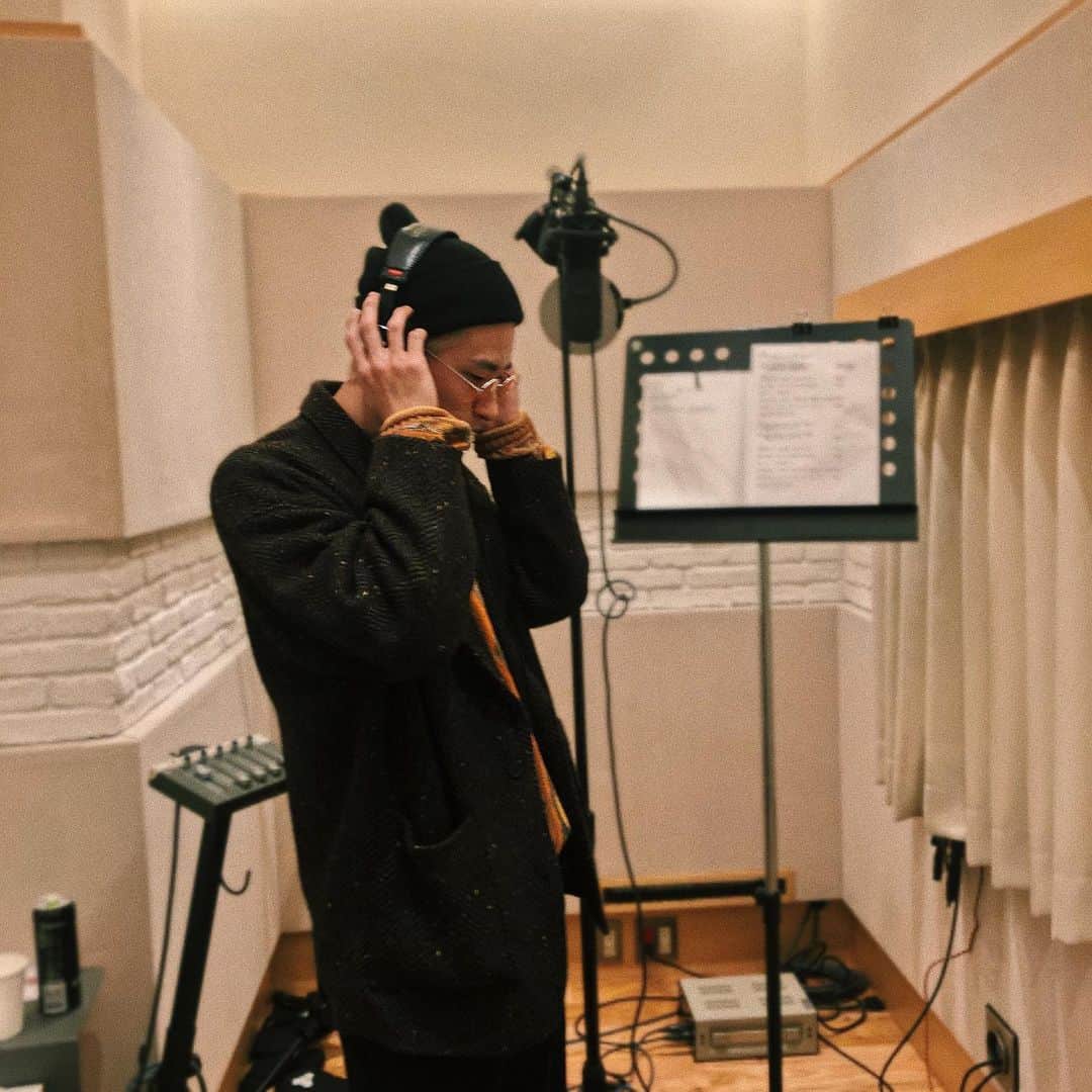 古幡亮（WATWING）のインスタグラム：「. Recording.......... 🎧🎧🎧 お楽しみに☺︎ . . #watwing #music #recording #RYOのきょー服」