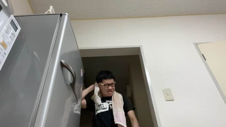 岡下雅典のインスタグラム：「【お酒を飲まない人へ】 遅い時間まで働いてヘトヘトで帰宅。 シャワー浴びて冷蔵庫の前で飲むビールがマジで例えようのない幸福なんですわ。 一言では言えない。 お酒を飲めへん人にも伝えたいな… 爽快？安堵？興奮？感動？ハラハラドキドキ？気持ちいい？リフレッシュ？胸キュン？脱力？待ってました？ なんやろ… 色んな感情が溢れる… この動画で伝われ‼️」
