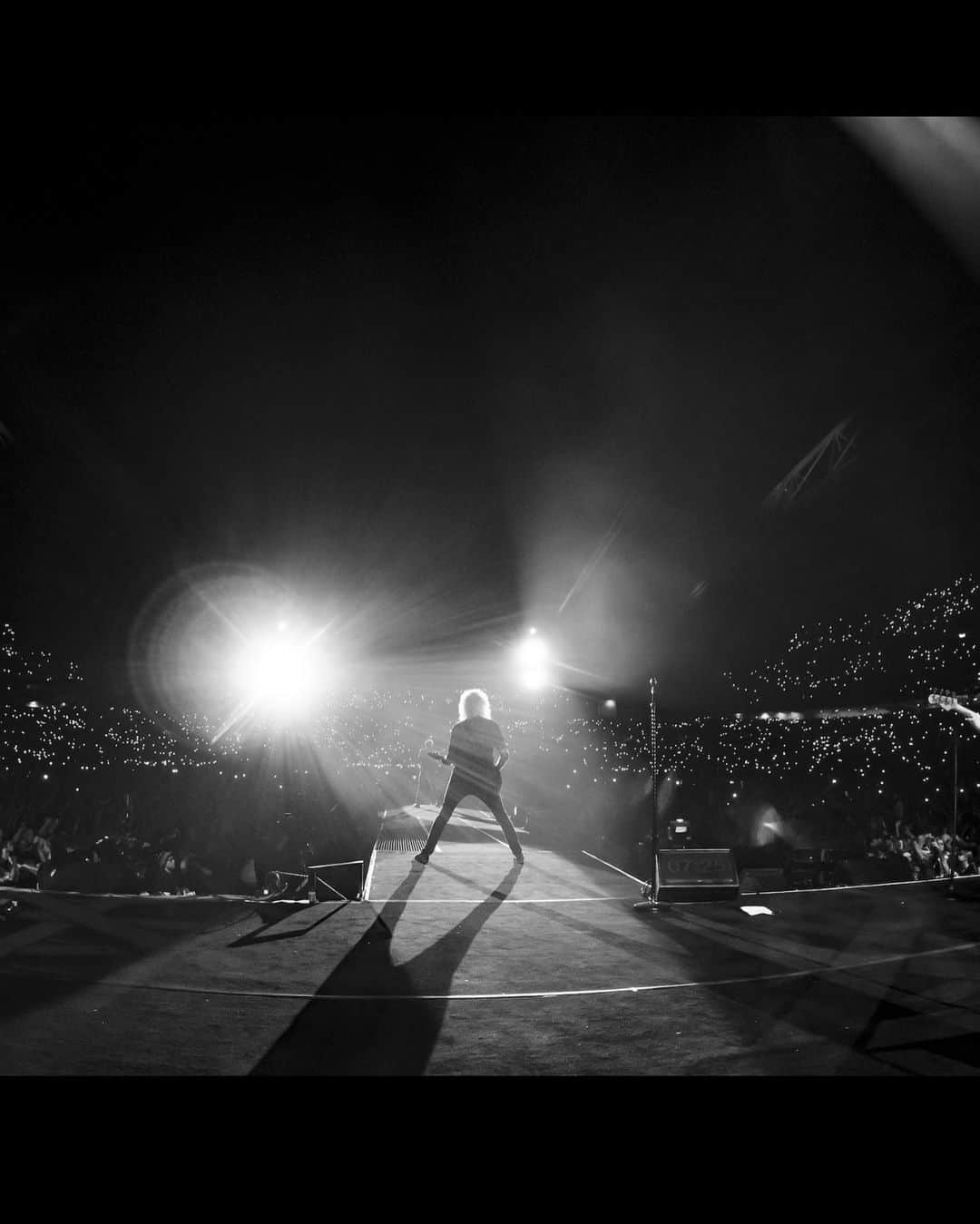 ブライアン・メイさんのインスタグラム写真 - (ブライアン・メイInstagram)「FIRE FIGHT AUSTRALIA - Sydney last night.  Photos - 1, 2, 3, 4, Steve Price.  5, 6, Pete Malandrone —- Bri」2月17日 1時19分 - brianmayforreal