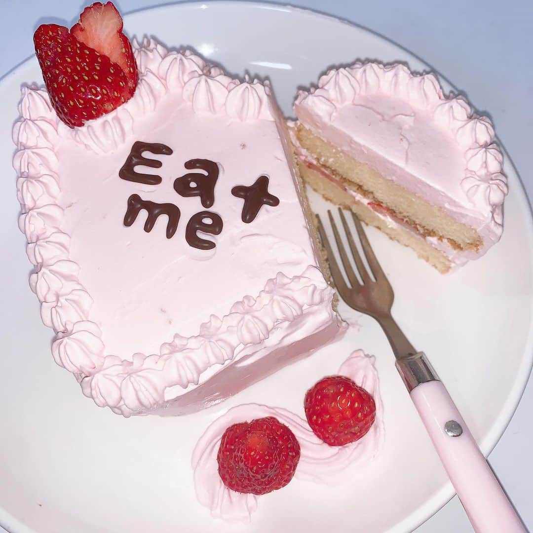 はやめいさんのインスタグラム写真 - (はやめいInstagram)「⠀ ⠀ ⠀  eat me … 🍰 🍴 ♡ 自分にバレンタイン作った 🍓 ⠀ ⠀ ⠀ ⠀  #はやめい#バレンタイン#手作りバレンタイン#🍓 #手作りお菓子#ホームメイド#Valentine#ミスいちご #ハート型ケーキ#いちごのケーキ#strawberry #Instadaily#OOTD#photooftheday#いちご #selfie#me#love#swag#igers#couple #followme#좋아요#좋아요꾹#팔로미 #팔로미#패션#셀카#셀카스타그램」2月17日 1時29分 - haya.mei