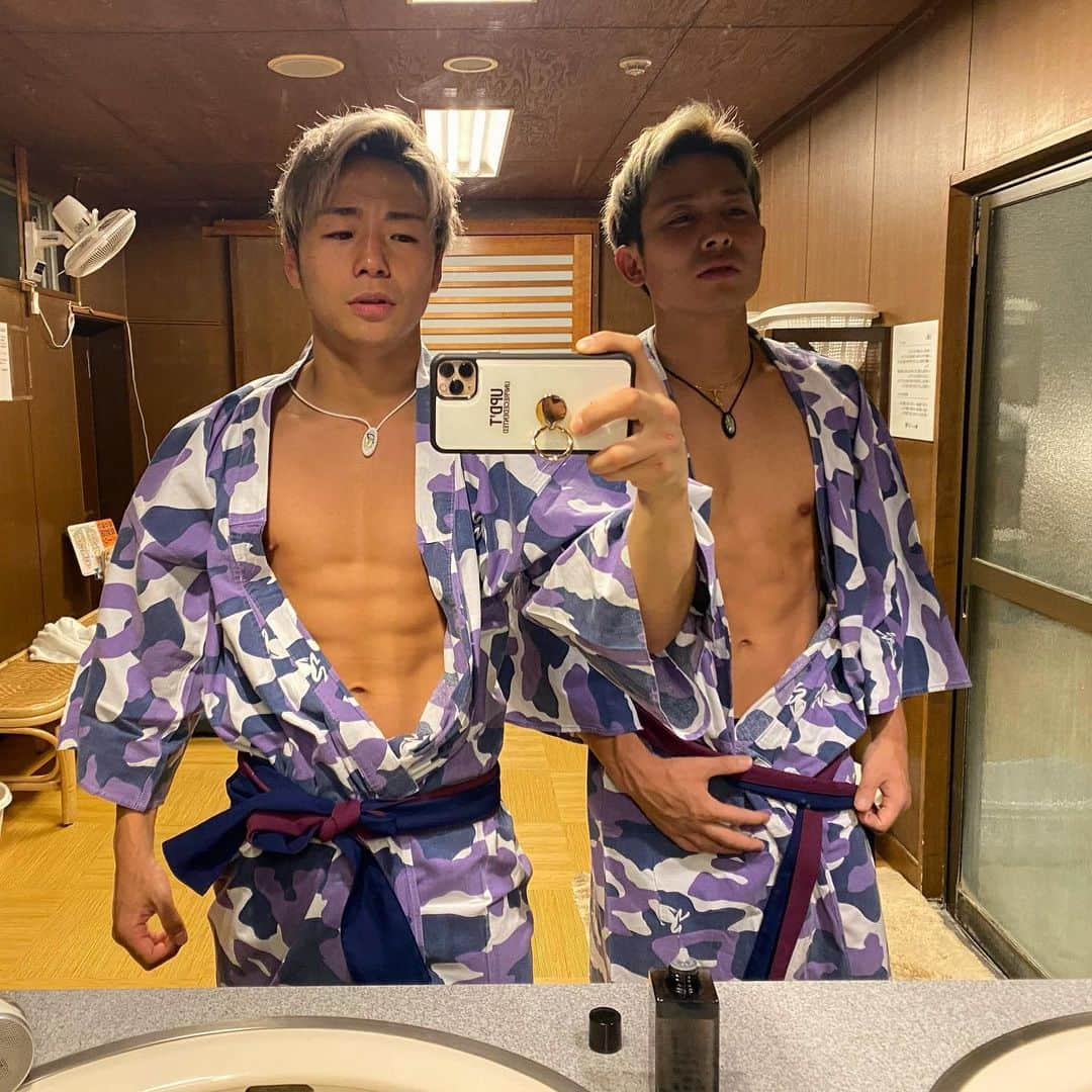 武尊さんのインスタグラム写真 - (武尊Instagram)「今日はとある山奥の宿へ。 明日は6時起きで山登り⛰ 早く寝ないといけないのに どっちがカッコ良く浴衣を はだけさせれるか選手権。 たつやの反則負け。 @tatsuya.oiwa  #TT兄弟」2月17日 1時24分 - k1takeru