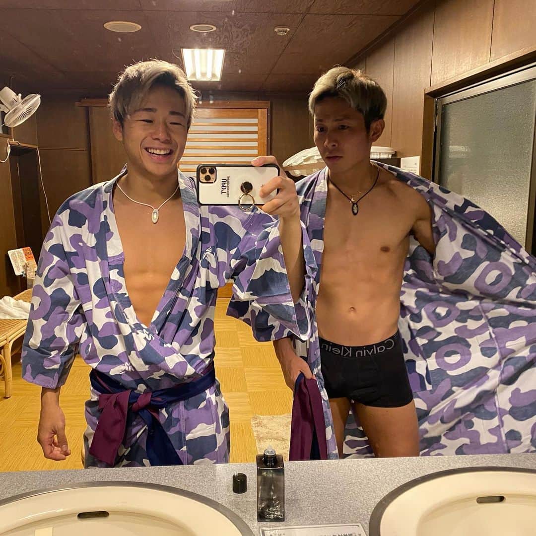 武尊さんのインスタグラム写真 - (武尊Instagram)「今日はとある山奥の宿へ。 明日は6時起きで山登り⛰ 早く寝ないといけないのに どっちがカッコ良く浴衣を はだけさせれるか選手権。 たつやの反則負け。 @tatsuya.oiwa  #TT兄弟」2月17日 1時24分 - k1takeru