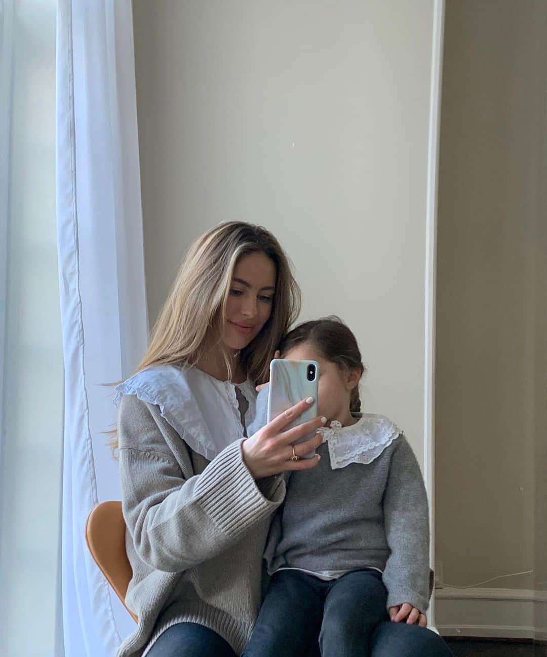 Mathilde Goehlerのインスタグラム：「Like mother like daughter 🤍」