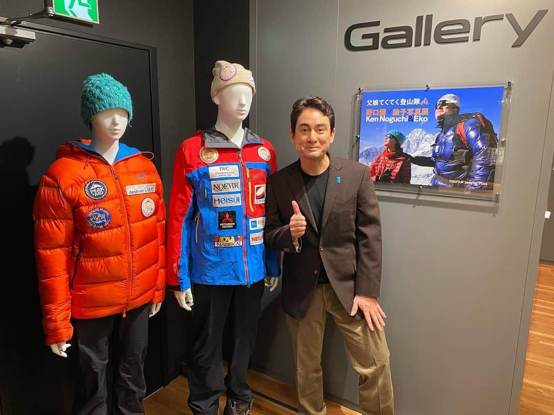 野口健さんのインスタグラム写真 - (野口健Instagram)「大阪で開催中の写真展会場（富士フイルムイメージングプラザ）にてトークイベント。本当は娘殿とのトークショーでしたが、本人はニュージーランドに戻ったしまい、今回は主役不在のなか、1人トークとなりました。東京会場の時のトークショーの時もミゾレが降る悪天候。今日の大阪も雨模様。お客さんがいらして頂けるのかと…不安もありましたがどちらも満員御礼。本当に感謝感謝、そして感謝。本当に有難いです。足元が悪いなか、本当に有難うございました！！！ 2月26日まで写真展は開催しています。お近くの方々、お時間ありましたらぜひぜひ！  #野口健#野口絵子#富士フイルム#富士フイルムイメージングプラザ」2月17日 1時33分 - noguchiken8848