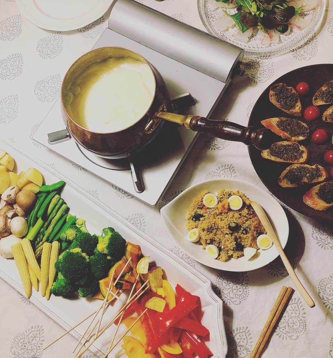 阿部洋子さんのインスタグラム写真 - (阿部洋子Instagram)「#homeparty  本日、限定女子会！ チーズフォンデュを手始めに、 お肉、白子、生ハム、クスクス、 などなど美味いヤバめのやーつが続々。 話題は尽きず。 新たなユニットをスタートすることに！ 瞬発力、大事だね～  #チーズフォンデュ #artdevivre」2月17日 1時47分 - hirocoring