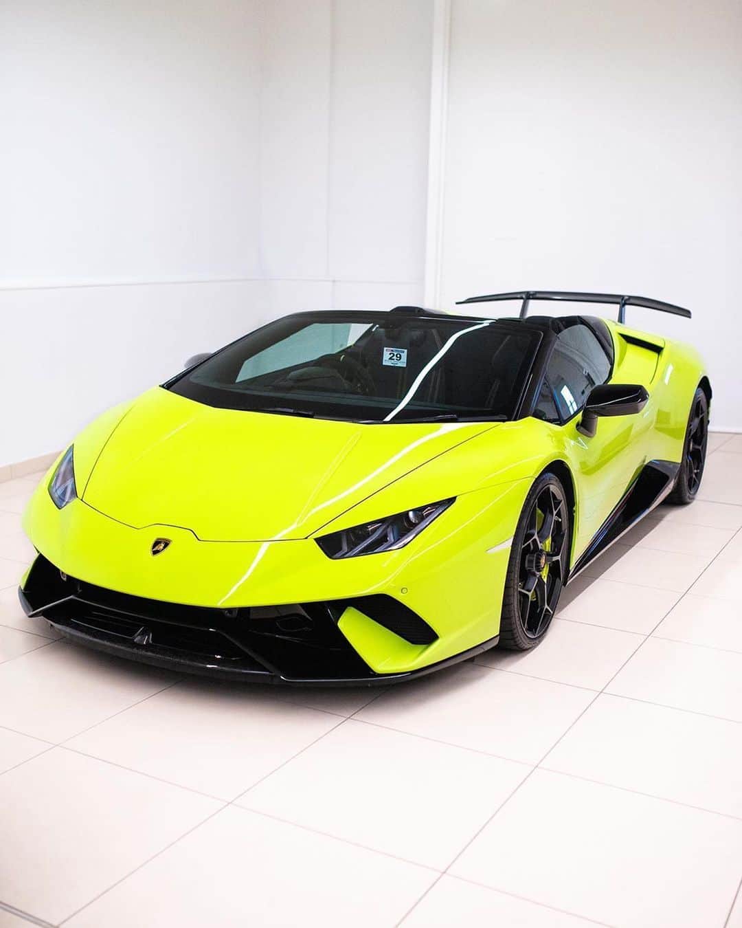 CarsWithoutLimitsさんのインスタグラム写真 - (CarsWithoutLimitsInstagram)「Verde Themis Huracan Performante Spyder Photos @tomh.p  #carswithoutlimits #huracanperformante」2月17日 1時44分 - carswithoutlimits