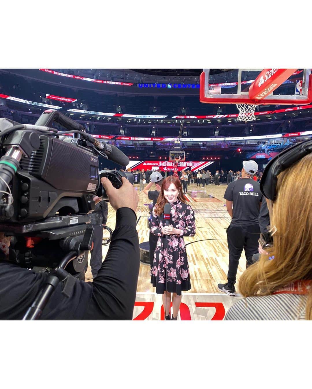 メロディー・モリタさんのインスタグラム写真 - (メロディー・モリタInstagram)「NBA All-Star 2020 in Chicago!!🏀✨ Tonight, I am interviewing one of the greatest All-Star players in history *live* from courtside before the All-Star Game! _ From the Rising Stars, I had a blast interviewing Rui Hachimura who made history by becoming the first Japanese player ever to be a part of the All-Star games! It was awesome getting to know and sharing more of his personal side + fun BTS stories with his fellow teammates and first memorable All-Star😄⭐️ _ Yesterday morning, I also had an opportunity to do a sit-down interview with Devin Booker who was selected as an All-Star this year!! He is actually one player that I've had the honor to speak with at all three All-Star Weekends I've covered. _ I asked him to share the details on when and how he found out that he was named an All-Star, his journey on how he got to where he is today, his connection and touching stories with his idol Kobe Bryant, and much more!☺️ Although he was just one point shy from being the crowned the winner of the 3-Point Contest again this year, he still holds the highest record even after the addition of two 3-balls this year. He is an unbelievable shooter and such a down-to-earth wonderful player to talk to!☺️ _ My interview with Devin and all the other players I've covered during the media session is scheduled to air in a series, so please look forward to them all on NBA Rakuten! Hope you all join in the fun for tonight's All-Star Game!!🙌🔥 _ いよいよ今日は、オールスターゲーム！ 今年大注目の 「あの!!」 オールスターゲーム出場選手に、試合前コートサイドでインタビューを行う予定です‼️ NBA Rakutenでの生放送もありますので、引き続き是非ご覧ください！果たしてどの選手が来るのか?! どうぞお楽しみに！😆 * 初日のAll-Star Rising Starsでは、NBA史上初の日本人プレイヤーとして出場した #八村塁 選手に試合前のコートサイドで単独インタビューをさせて頂きました！✨ ウィザーズ、そして オールスターでの面白エピソードや舞台裏についてのお話には、八村選手とチームメイト達との和気藹々さとお人柄が伝わってくる、とてもホッコリ癒されるインタビューとなりました☺️ * そして昨日は3Pコンテスト前に、オールスターゲーム初出場となった #デビンブッカー 選手に2018年と2019年に続き、今年３度目の単独インタビューを10分間も行いました!!✨ 今回のお話は、初出場する事が決定した瞬間の詳しいお話、コービーとの素敵な想い出、ここまでの道のり、メンタリティー、NBAを目指す人々へのアドバイス、コンテストとオールスターについて、更には東京オリンピックに向けての挑戦や日本の皆様へのメッセージなどなど！3Pコンテストでは惜しくも１点の差で最後に破れてしまいましたが、アリーナ中をハラハラドキドキ大いに楽しませてくれました。 * 一昨日、昨日と囲みインタビューでも様々な選手達から沢山のコメントを頂きましたので、そちらもお楽しみに！😊 #NBA #NBAAllStar #NBARakuten #RuiHachimura #DevinBooker」2月17日 1時45分 - melodeemorita