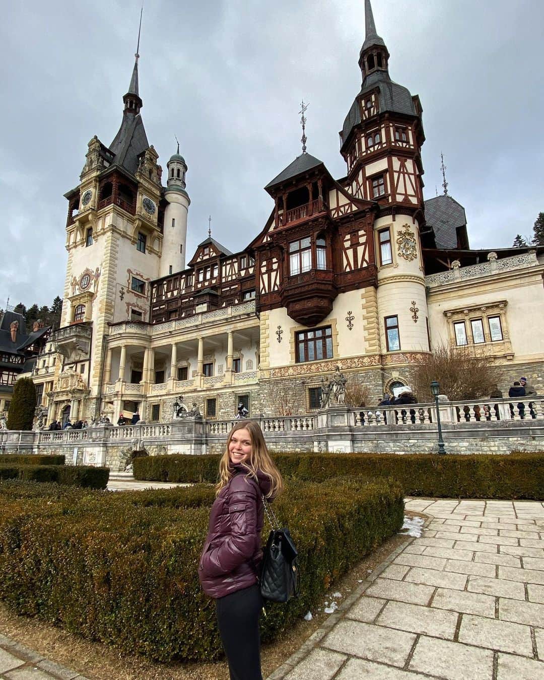 ニコル・ラジコワのインスタグラム：「the princess has arrived 🇷🇴」