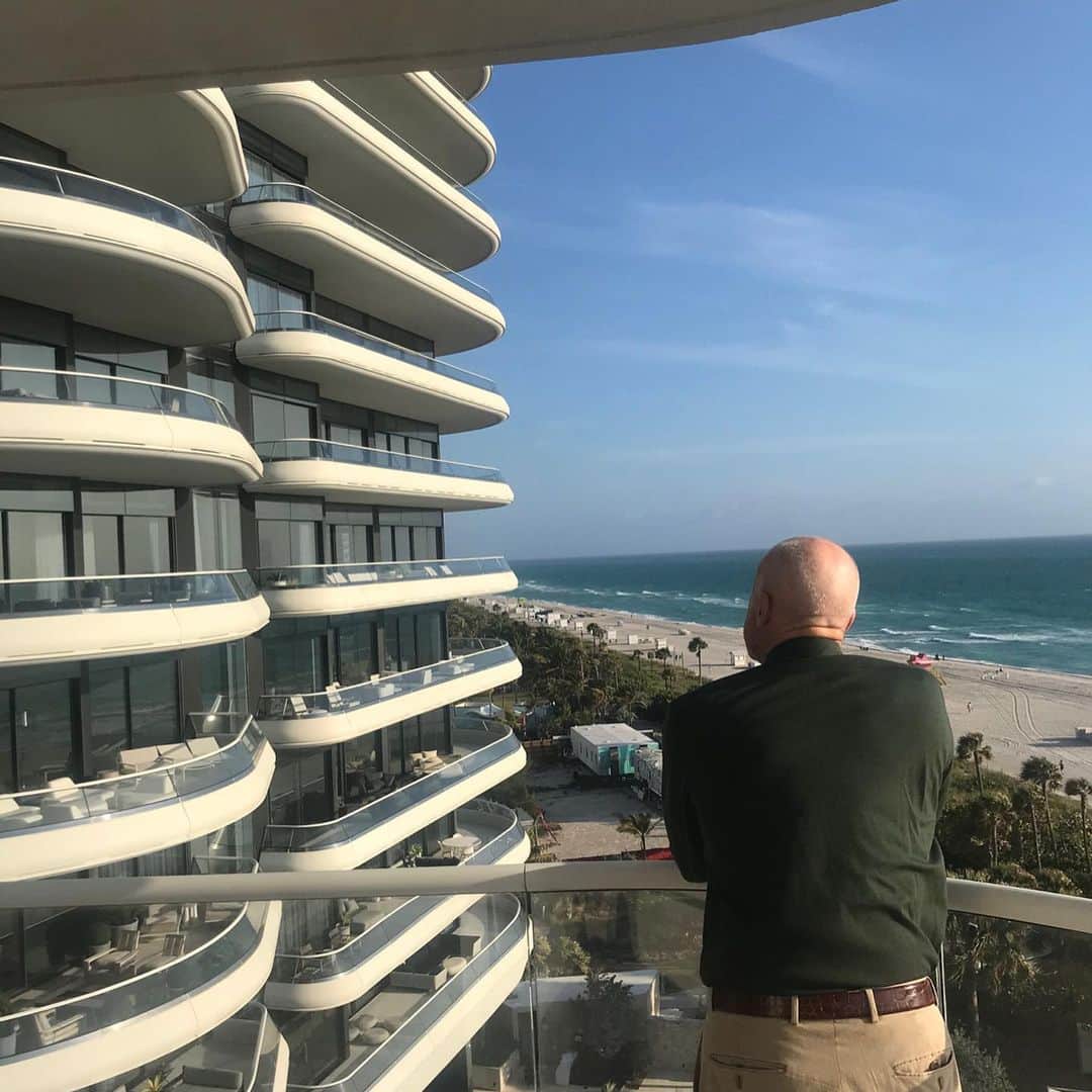 ノーマン・フォスターのインスタグラム：「Last week in Miami - visiting the Faena residences , discussion with Jony lve and at the Apple store .」