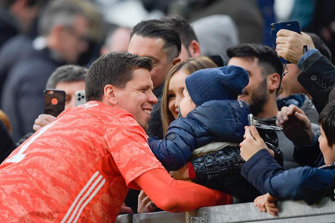 ヴォイチェフ・シュチェスニーのインスタグラム：「Good win at home with a perfect support of my family! @marina_official ❤️ Great to see @giorgiochiellini back on the pitch! 💪」