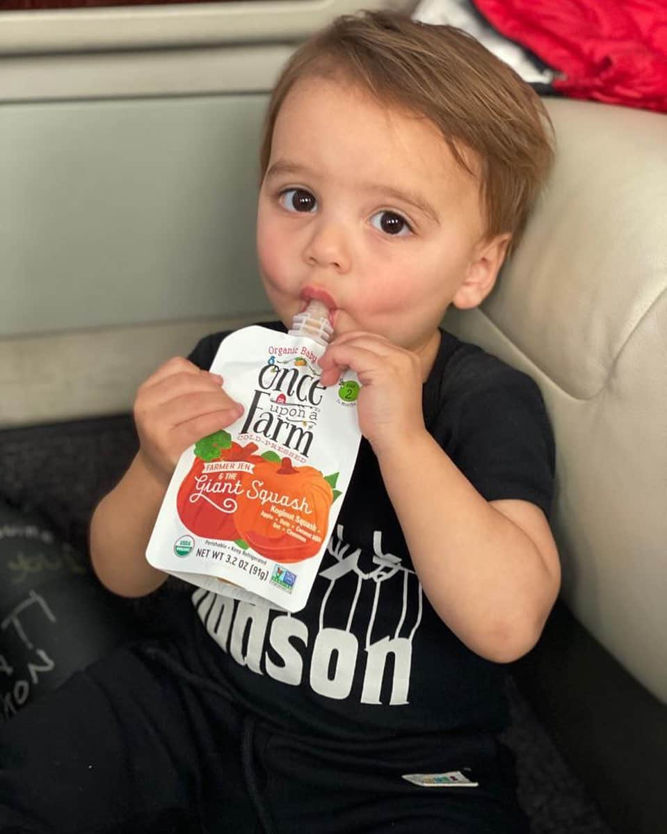 エヴァ・ロンゴリアさんのインスタグラム写真 - (エヴァ・ロンゴリアInstagram)「Thanks @jennifer.garner and @onceuponafarm for the yummy snacks today! He’s obsessed with this squash flavor! 😋  #feedfresh #farmerjen #jenandthegiantsquash」2月17日 2時16分 - evalongoria