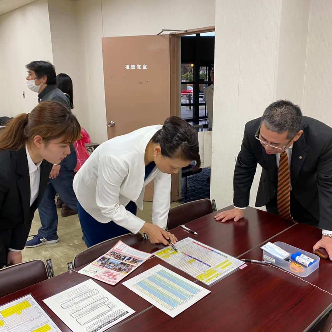 伊藤孝恵さんのインスタグラム写真 - (伊藤孝恵Instagram)「今年も東海税理士会豊橋支部が外国籍の方を対象に行っている無料税務相談会を視察させて頂きました。愛知県内では唯一日曜日に開催し、日本で働く外国人の方々の納税を通訳付きでサポートして下さっています。写真のポルトガル語やスペイン語の確定申告書もすべて自前😢感謝しかありません。伺った現場の課題は地方創生及び消費者特別委員会の質疑で大臣に直接伺います！  #東海税理士会 #税理士  #豊橋 #無料 #税務相談会 #外国籍相談可 #言語対応 #納税 #通訳サポート #確定申告 #現場の課題 #届けます #2児の母 #女の子ママ #ジワジワ #仲間をつくる #ワーママ #Domani #ドマーニ #domanist  #オレンジコーデ #伊藤たかえ #伊藤孝恵」2月17日 2時29分 - itotakae