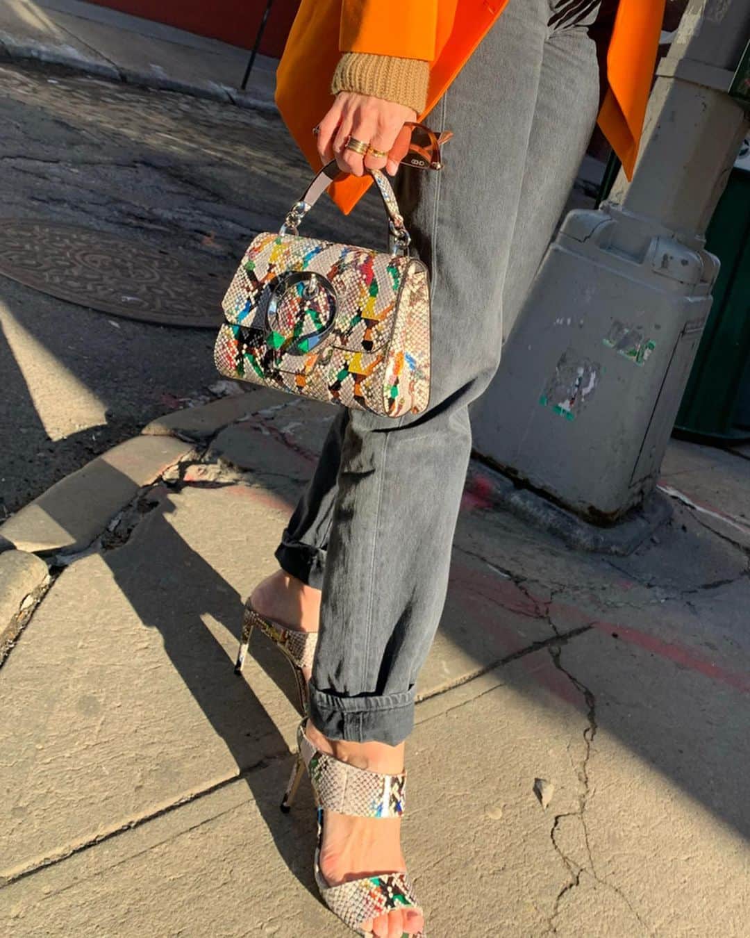 レオニー・ハンネさんのインスタグラム写真 - (レオニー・ハンネInstagram)「City strolls with @jimmychoo.🧡 Anzeige/Ad Wearing the new heel Hira and bag Madeline. More #JimmyChoo coming soon!」2月17日 2時32分 - leoniehanne