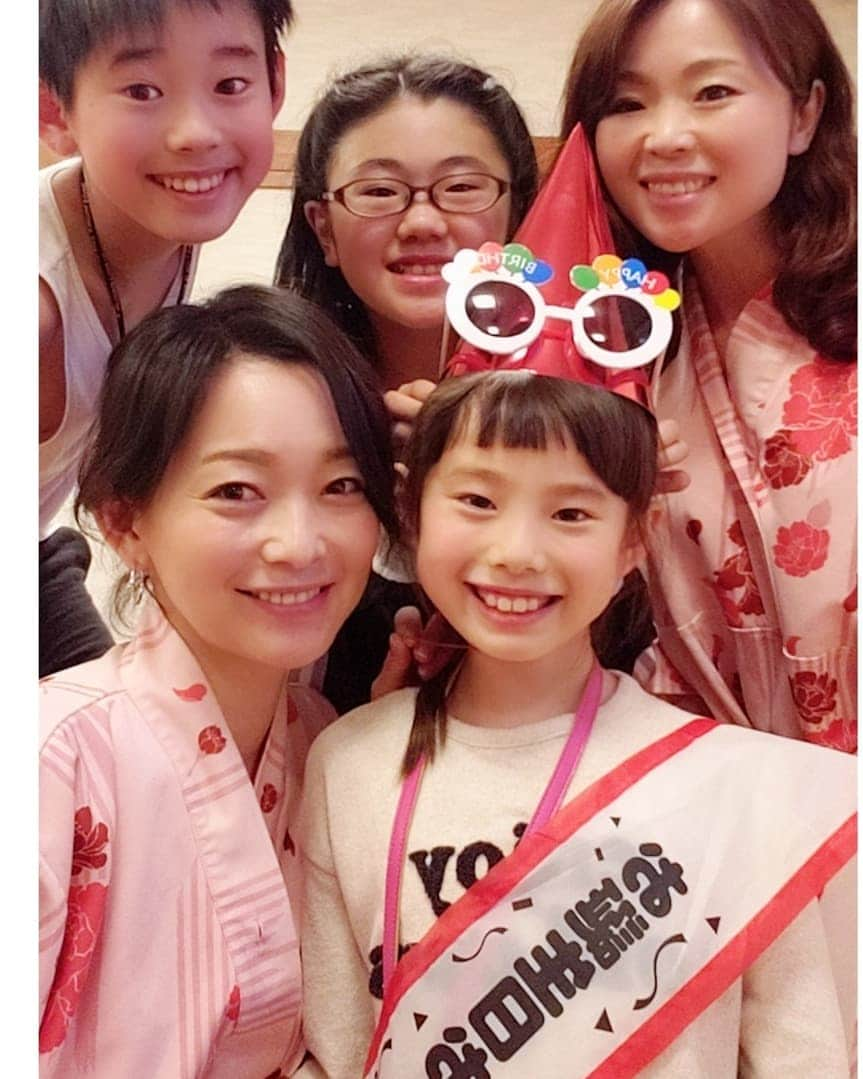 佐藤純さんのインスタグラム写真 - (佐藤純Instagram)「Happy Birthday 🎉✨😆✨🎊 娘9才になりました😊💕 ほんとはディズニーランドに行く予定が…  一日☔っぽかったので…断念。  どこ行きたい？と聞いたら…  スケート⛸️&温泉♨️🙌と。  ついでに、ラーメン食べたい‼️ なので、全部行ってきました🚙(笑)  娘、スケート上手なおじさんにクルクルまわるやり方をちょこっと教えてもらったら、3回転まで出来るようになった🌀(笑)  そしてスピード狂。  もはや💦私も追いつけない⛸️‼️ 兄は妹に引っ張ってもらってた(笑)🤣 お誕生日おめでとう🎉✨😆✨🎊 生まれてきてくれて、ありがとう❤️ #happybirthday #お誕生日おめでとう #ありがとう #娘 #大好き #9才 #スケート #閉園まで滑る #身体冷え冷え #温泉 #ディズニーランド #今度行こうね #約束ね #ディズニーシーがいいな 😁 #ママ #ママモデル #モデル #mama #mamamodel #model」2月17日 2時38分 - junsatoidea