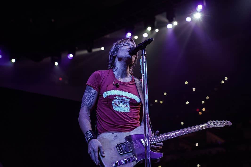 キース・アーバンのインスタグラム：「What a night in San Antonio x2! 🎸 #SARodeo」