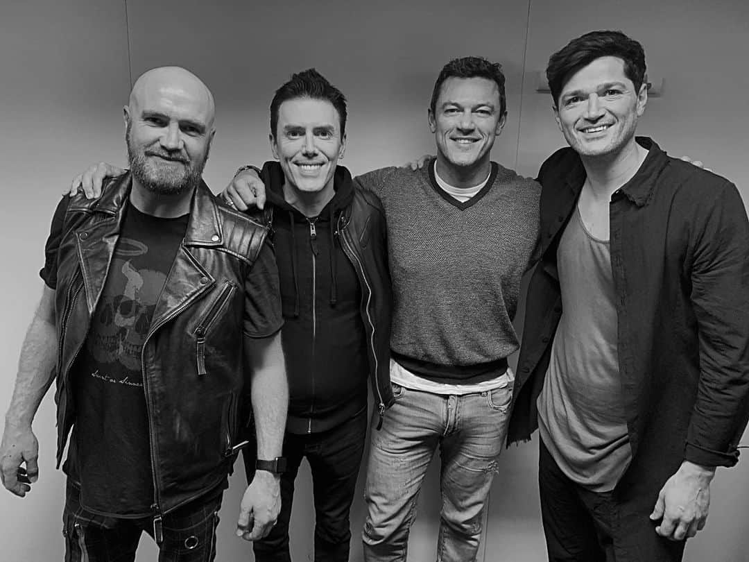 ルーク・エヴァンズさんのインスタグラム写真 - (ルーク・エヴァンズInstagram)「I love these guys! See them This evening on @dancingonice on @itv @thescriptofficial and you can see ME next week at the same time!!!」2月17日 3時19分 - thereallukeevans