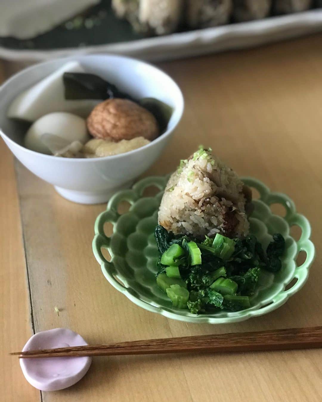 福田淳子さんのインスタグラム写真 - (福田淳子Instagram)「撮影のまかないはこの冬最後の（多分）おでん。1、2月のまかないはぜんぶおでんでした。笑笑  今日はごぼうと鶏肉の炊き込みご飯（お焦げ付き）と菜の花の辛子和え。おにぎりにする前に三つ葉の刻んだのを入れたかったのに忘れたので上からふりかけました。  ここの鍋を使うのは年末のおせちまでおやすみ。見た目よりも大きい！ってよく言われます。何人分かよくわからず。おだしが効いてて、薄味のでもちゃんとほどほどに塩気があるのが好み。炭水化物好きなので、ちくわぶ、餅巾着、じゃがいもがオールラインナップ。今回はなかったので入れなかったけど、カリフラワーを最後に入れるとほどよく味がしみておいしい。  #今日のまかない #まかない番長 #おでん #おでんだいすき #冬も終わり」2月17日 14時12分 - junjunfukuda