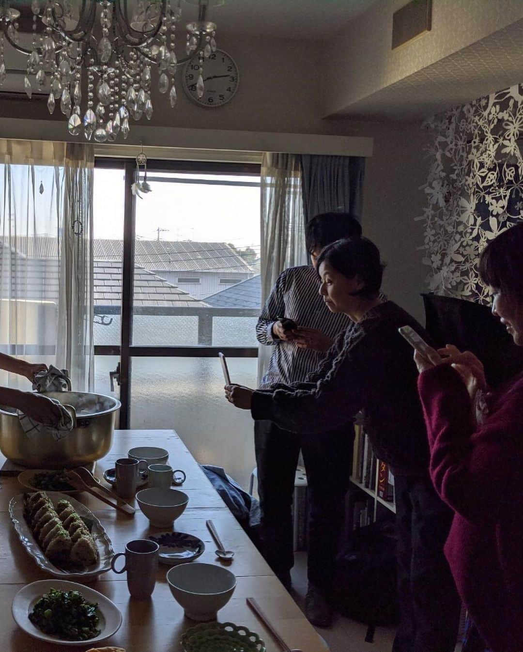 福田淳子さんのインスタグラム写真 - (福田淳子Instagram)「撮影のまかないはこの冬最後の（多分）おでん。1、2月のまかないはぜんぶおでんでした。笑笑  今日はごぼうと鶏肉の炊き込みご飯（お焦げ付き）と菜の花の辛子和え。おにぎりにする前に三つ葉の刻んだのを入れたかったのに忘れたので上からふりかけました。  ここの鍋を使うのは年末のおせちまでおやすみ。見た目よりも大きい！ってよく言われます。何人分かよくわからず。おだしが効いてて、薄味のでもちゃんとほどほどに塩気があるのが好み。炭水化物好きなので、ちくわぶ、餅巾着、じゃがいもがオールラインナップ。今回はなかったので入れなかったけど、カリフラワーを最後に入れるとほどよく味がしみておいしい。  #今日のまかない #まかない番長 #おでん #おでんだいすき #冬も終わり」2月17日 14時12分 - junjunfukuda