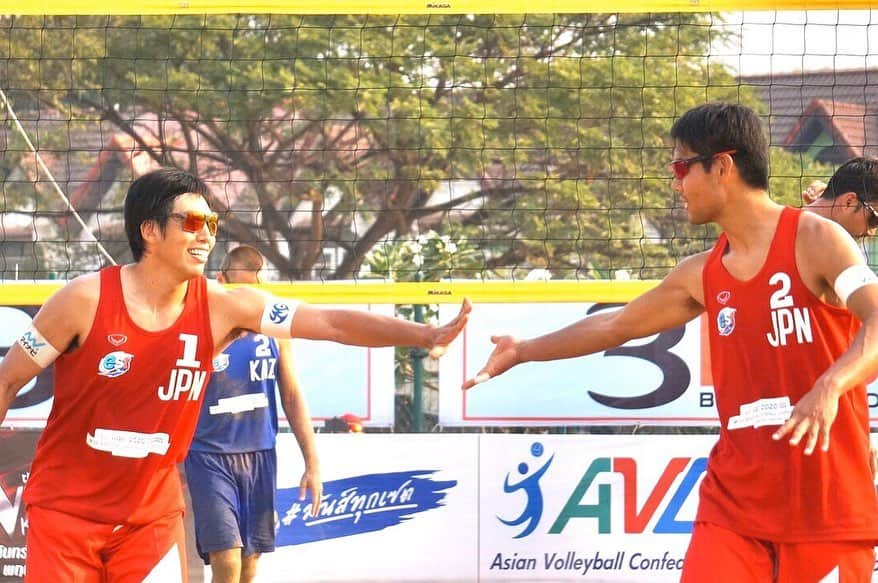 越川優さんのインスタグラム写真 - (越川優Instagram)「2020 AVC Asian Championship in Udon Thani (Thailand)  17位タイで大会を終えました。  今回は、プール戦で、アジアのトップ2チームと戦えたこと、新しいコーチを迎え、新たなチームとしてスタートしたこの大会、本当にたくさん学ぶものがあった！！ ただ今年は、常に学びながらも、常に結果を求めていかないといけない！ そう言った所では、まだまだ足らない。  今回、久しぶりに僕はAVCの大会に出て、感じることが多かった。 今週は、カンボジアでのFIVBワールドツアー2star大会。 まずは予選から、一戦ずつ戦っていきたい！  #横浜メディカルグループ 所属  #ymg  #hrdエンジニア株式会社  #加賀電子株式会社  #株式会社朋栄社  #和興通信工業株式会社  #一新時計  #ルックスオティカジャパン  #luxotticajapan  #oakley  @oakleyjapan  #株式会社かとり  #株式会社デューク  #エルバランスアイズ  #株式会社ドリームオンライン  #gallery2  #claudiopandiani  #volleyballjunky  #有限会社ベストパフォーマンス  @best.performance2002  #酒井医療株式会社  @platform1440  #越川優  #joc強化指定選手  #日本代表  #マイナビ  #いしかわ観光特使  #yukoshikawa  #beachvolleyball  #ビーチバレー  #tokyo2020  @fivbvolleyball  #池田隼平」2月17日 14時12分 - yu_koshikawa