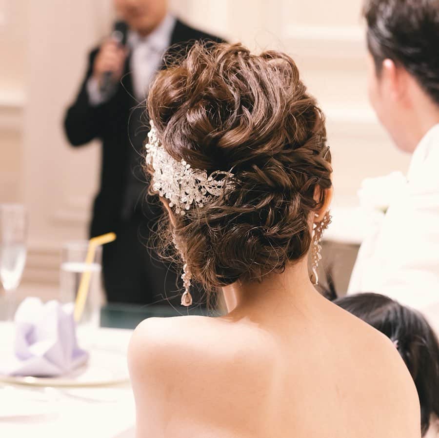 さっぴちゃんのインスタグラム：「♡. 𝐰𝐞𝐝𝐝𝐢𝐧𝐠 𝐡𝐚𝐢𝐫 ↳𝑫𝑴✉️お返事 6件❥ . . 結婚式の時の髪型、真似したいと言って くださる方が結構いて嬉しい🥺♡♡ . お色直し後のは前に載せているので 遡って見てみてくださいませ💐 . . これは挙式〜お色直しまでの髪型💍 とっても可愛くしていただきました❁𓂂 . . ヘッドアクセはティアラではなく サイドにビジュートパールのストーンが 沢山付いている髪飾りを♡ . . 大きめだけど大きすぎず、 ワイヤー付きの物が欲しくて、 ネットを漁って探しました♡ . . 理想通りの髪型にしていただけて とっても嬉しかった🥺♡ そしてカメラマンさんが凄く素敵に 撮っておいてくださって、感激♡♡♡ . . ………………………………(♡)……………………………… .」