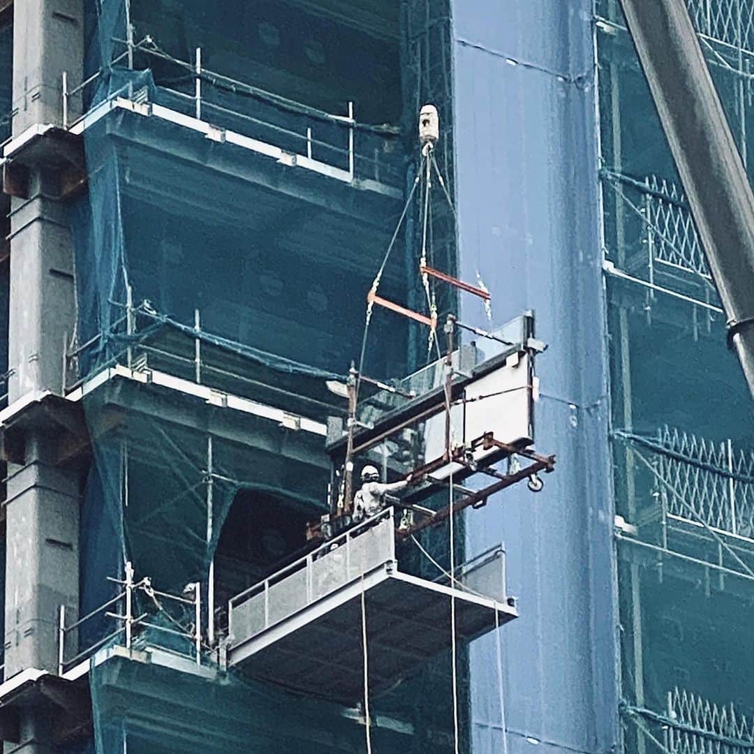 片山正通さんのインスタグラム写真 - (片山正通Instagram)「建築現場が好きです。ちょうどクレーンでサッシュが搬入されるタイミングに出くわした！ @ 渋谷 I love the construction site.  Just came across the timing of the sash being loaded by crane! @ Shibuya」2月17日 14時16分 - masamichi_katayama