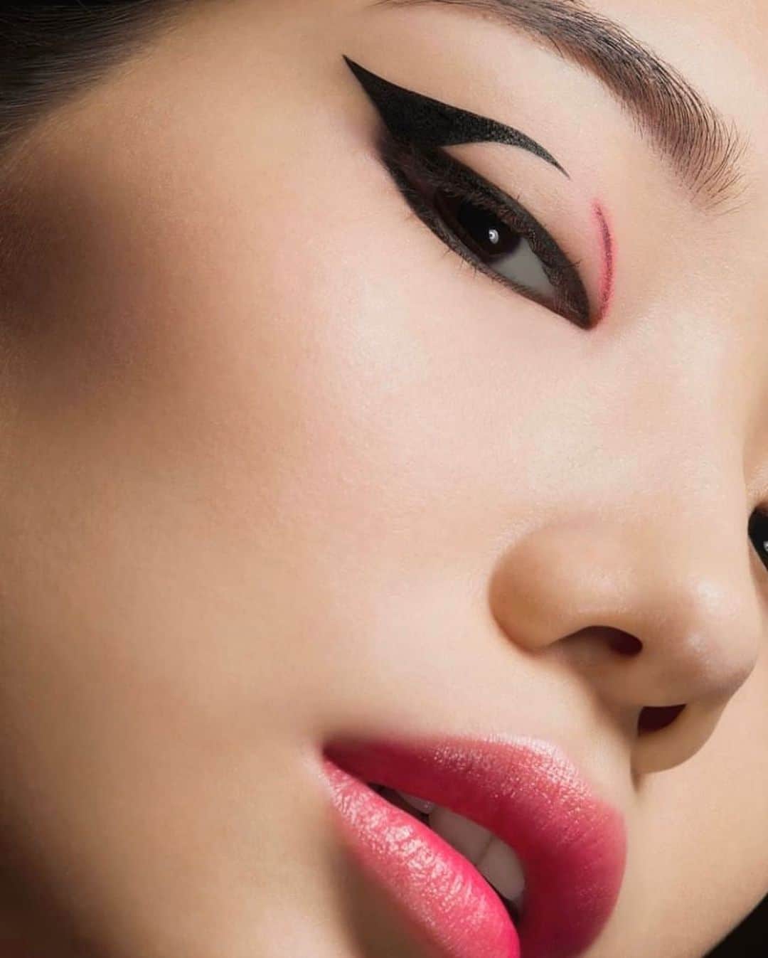 江原杏樹さんのインスタグラム写真 - (江原杏樹Instagram)「🦕 #Repost @shuuemura ・・・ a dramatic cat eye created by singapore-based makeup artist kim @kimxmake. 🐱 #shuuemura #shuartistry #makeupartistcommunity #makeupartistry  @kentarominami」2月17日 12時51分 - bon_anjou_r