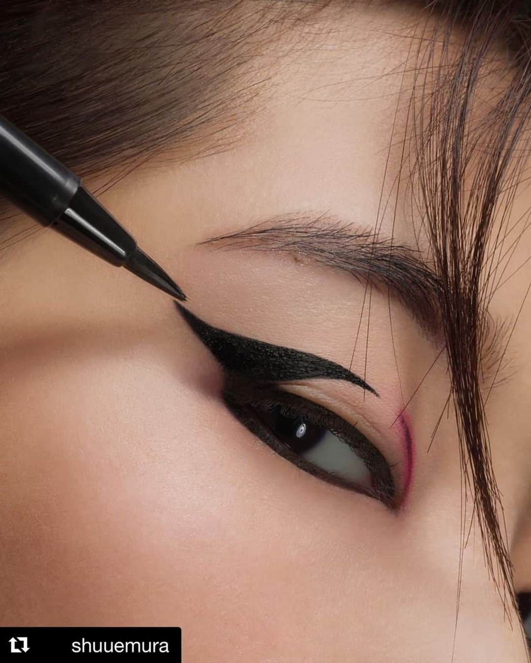 江原杏樹のインスタグラム：「🦕 #Repost @shuuemura ・・・ a dramatic cat eye created by singapore-based makeup artist kim @kimxmake. 🐱 #shuuemura #shuartistry #makeupartistcommunity #makeupartistry  @kentarominami」