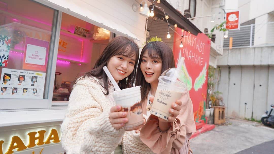 TaVisionのインスタグラム：「まず最初に向かったのは、カフェ #nahane へ！☕️﻿ ﻿ ワッフルとタピオカドリンクが人気のカフェ。﻿ ﻿ ﻿ 今回注文したのは、店員さんオススメの﻿ ﻿ ・黒糖ミルクタピオカ﻿ ・ビビチョコレート﻿ ・マンゴーワッフルスペシャル﻿ ・生いちごワッフルスペシャル﻿ ﻿ の4つ！﻿ ﻿ ﻿ 一番人気の黒糖ミルクタピオカは、﻿ 沖縄と言ったらなんといっても黒糖！﻿ ﻿ 本場の黒糖の味は凄くしっかりしていて﻿ ミルクも濃厚でゴクゴク飲んじゃいました、、！﻿ ﻿ ﻿ バレンタイン限定のビビチョコレートは、﻿ 甘すぎないチョコレートミルクに﻿ 中に刻んだチョコレートも入っていて食感も最高！﻿ ﻿ たっぷりのクリームと濃厚なチョコソースが﻿ やみつきになりました、、☺️﻿ ﻿ ﻿ 大人気のワッフルは、﻿ ふわっふわのケーキのような生地のワッフルに、﻿ たっぷりのマンゴーに生クリームがたまりません、、！﻿ ﻿ ﻿ 中にはイートインスペースもあるので、﻿ まったりカフェしたい子にもオススメです！﻿ ﻿ ﻿ ﻿ ⭐️nahane（ナハネ）﻿ ーーーーー﻿ ▷住所　 沖縄県那覇市松尾1-3-8﻿ ﻿ ▷営業時間　11：00～18：00﻿ ﻿ ▷TEL 098-987-6456﻿ ーーーーー﻿ ﻿ ✈ #広島TaVision﻿ #なはぐらむTV ﻿ ﻿ #TaVision #女子旅 #沖縄 #広島女子  #沖縄旅 #沖縄旅行 #沖縄観光  #ゆうこす #菅本裕子 #ももち #牛江桃子 #nahane #ナハネ #沖縄カフェ #国際通り」