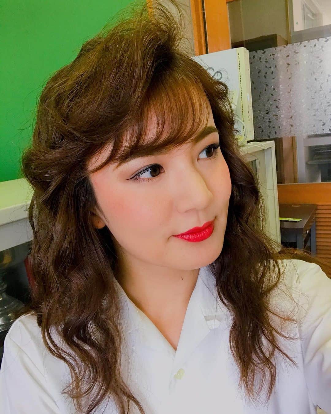 のインスタグラム：「⚠️告知⚠️﻿ ﻿ ヤンキー系RQ誕生⁉️﻿ ﻿ 2/28(水)〜 ﻿ Amazon プライムビデオで配信される﻿ 【湘南純愛組！】に出演します‼️﻿ ﻿ ﻿ ヤンキー生徒役と水着お姉さん役です🙋‍♀️✨﻿ ﻿ ﻿ しかも‼️﻿ 現在、YouTubeで公開中の予告編では、﻿ あやこのレアな水着姿からスタートします😚❤️w﻿ ⬇︎⬇︎ https://youtu.be/TNkDEmhBQZY ﻿ あやこを探してね🌟﻿ お見逃しなく👀✨﻿ ﻿ ﻿ ﻿ ■ストーリー﻿ 不良の巣窟極東高校を締めていた鬼爆コンビ（鬼塚英吉・弾間龍二）は学校から退学通告を受ける。﻿ だがそれは自らによる偽装工作であり、ヤンキーから足を洗い、パンピー（一般人）になる為の自主退学であった。﻿ 2人は童貞を捨てる事を目標に、辻堂高校に転入した鬼爆コンビだったが、“普通の学生”のフリは長く続かず、鬼爆の名前を聞きつけた全国のヤンキーたちから喧嘩を売られ始め…﻿ 彼らの恋と友情とケンカの先に待っているものとは！？ ﻿ ﻿ ﻿ ﻿ 出演：寛一郎、金子大地﻿ 原作：藤沢とおる『湘南純愛組！』（講談社「週刊少年マガジン」所載）﻿ 総監督：内田英治﻿ 監督：松本優作、鈴村展弘﻿ 脚本：内田英治、加藤法子、李奈媛、野村伸一﻿ 音楽：遠藤浩二﻿ 音楽協力：ビーイング﻿ 制作プロダクション：アットムービー﻿ ﻿ ﻿ ﻿ ﻿ #湘南純愛組 #那津あやこ #あやや #rq #演技 #女優 #俳優 #racequeen #レースクイーン #モデル #タレント #湘南純愛組配信 #司会 #MC #model #talent #撮影 #japan #動画 #movie #ドラマ #ヤンキー #レディース #昭和 #ヘアメイク #amazon #japanesegirl #instagram #photography #followme」