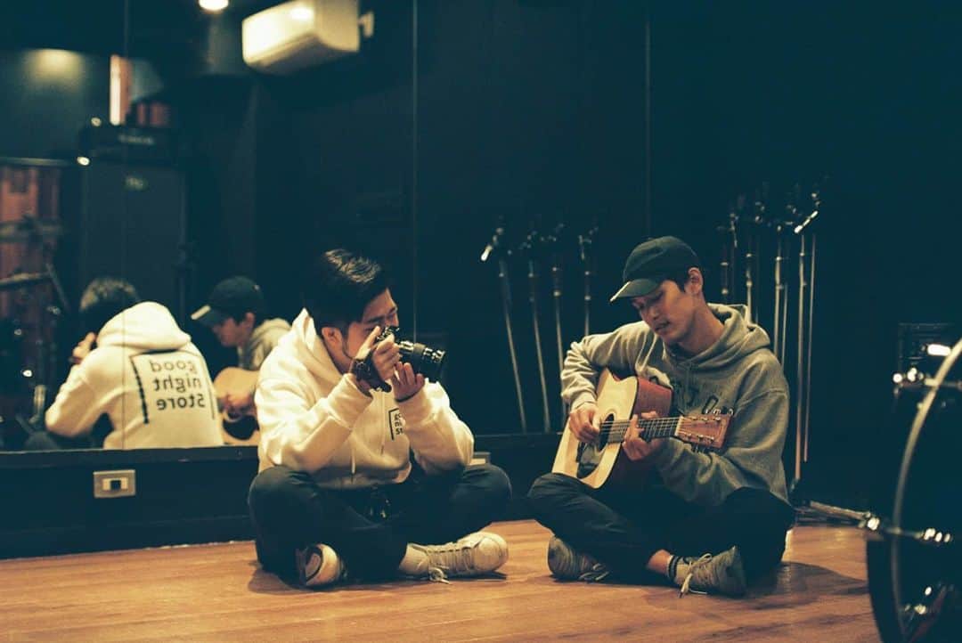 山下歩のインスタグラム：「音楽とSNSから全てがスタートして、現在の僕があります。その道の途中では、栗山をはじめとするたくさんの人との出会いや、自分がイヤな奴になりさがった黒歴史など、いろいろな裏話がありました。今回KOMOREBI(@komorebi_making )ってメディアに取材をしてもらって、その辺をぶっちゃけた裸のトークが記事になっています。バックストーリーが知りたい人はぜひ読んでください！僕のストーリーから記事に飛べるようにしておきます。 Photo Credit: @keisuke_andoh」
