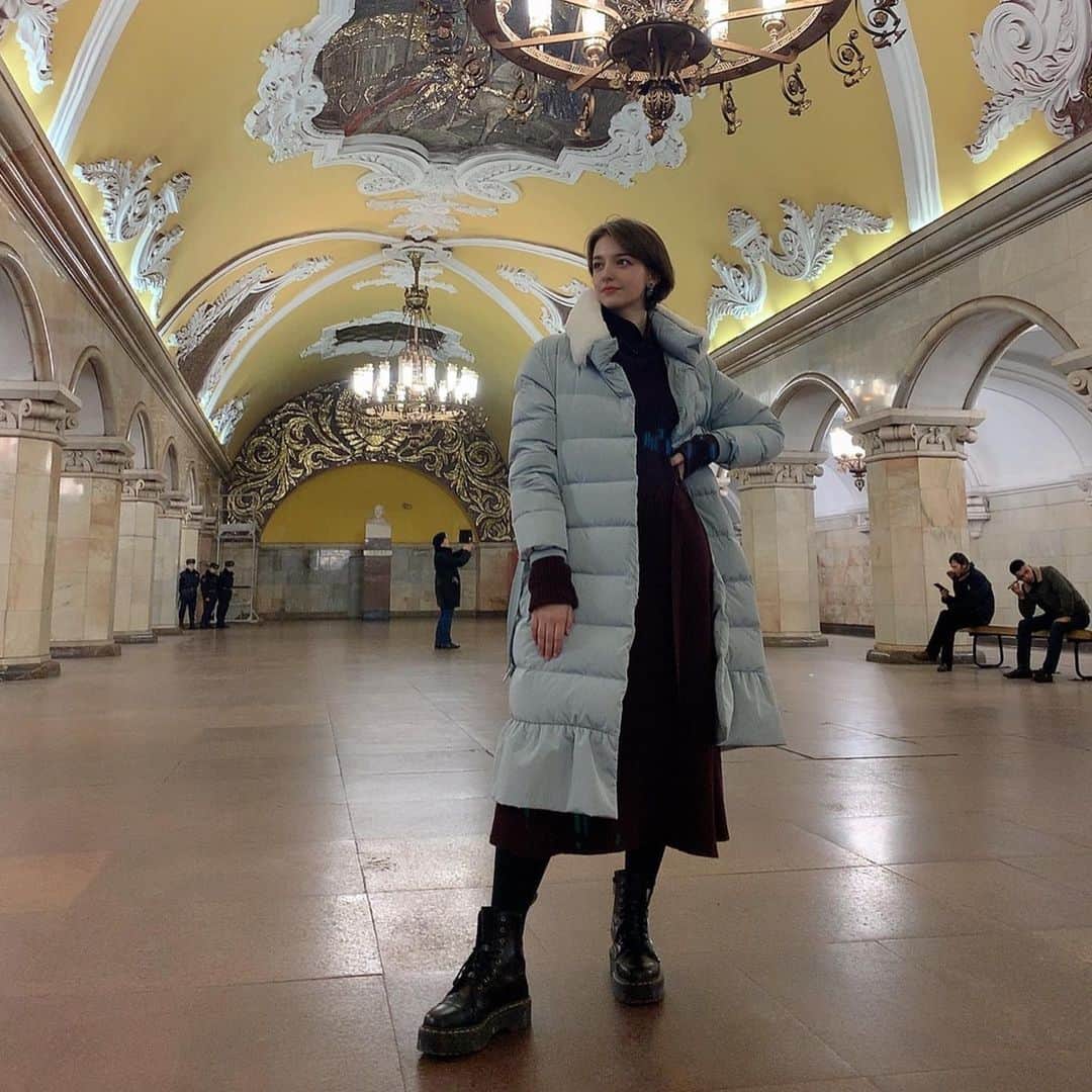 アンジェリーナ・ダニロヴァさんのインスタグラム写真 - (アンジェリーナ・ダニロヴァInstagram)「10 interesting and random facts about Moscow’s metropolitan.  1. Metro in Moscow could've appeared in the 19th century under the tsar in 1890. Construction was prevented by religious believes, stating that: “a man created by the image and likeness of God can humiliate himself by going to the underworld”. 2. Subway experienced multiple floods.  3. In the eastern lobby of Kotelniki st. there’s a place where they collect all lost items. It is open daily from 8am to 8pm. Items are stored for six months.  4. Moscow metro was used as a movie set many times.  5. You won’t find any trashcans in the subway.They were later removed, in the beginning of 90’s in the measurement of protection against terrorism.  6. What Moscow’s subway smells like? Do you like this special metro smell? It smells like a viscous dark substance called creosote, which is made from petroleum products. It prevents wooden sleepers from rotting.  7. In 1940 there was a secret lab built in the subway, at the Dynamo station, a physical laboratory worked at night.  Cosmic radiation, which interfered with laboratories on earth, did not go through the 40-meter depth of the station. Thanks to the experiments carried out by physicists Flerov and Petrzhak, spontaneous fission of uranium nuclei was discovered.  8. In the Moscow subway you can find prehistoric animals forever embedded in marble.  Ammonites and nautiluses, sea urchins and gastropods - all can be found at any time on thirty stations.  9. There was a bunker on the "Taganskaya" station.  An underground bunker, aka “Object GO-42”, was built in 1956 in case of a nuclear strike, and it acted as a reserve command post for long-range aviation until 1995. After it was declassified and turned into a museum.  10. Do not forget to rub the “dog's nose”. At the “Ploshchad Revolyutsii” station there is a sign: rub the nose of the dog bronze statue, for the good luck!」2月17日 13時16分 - angelinadanilova