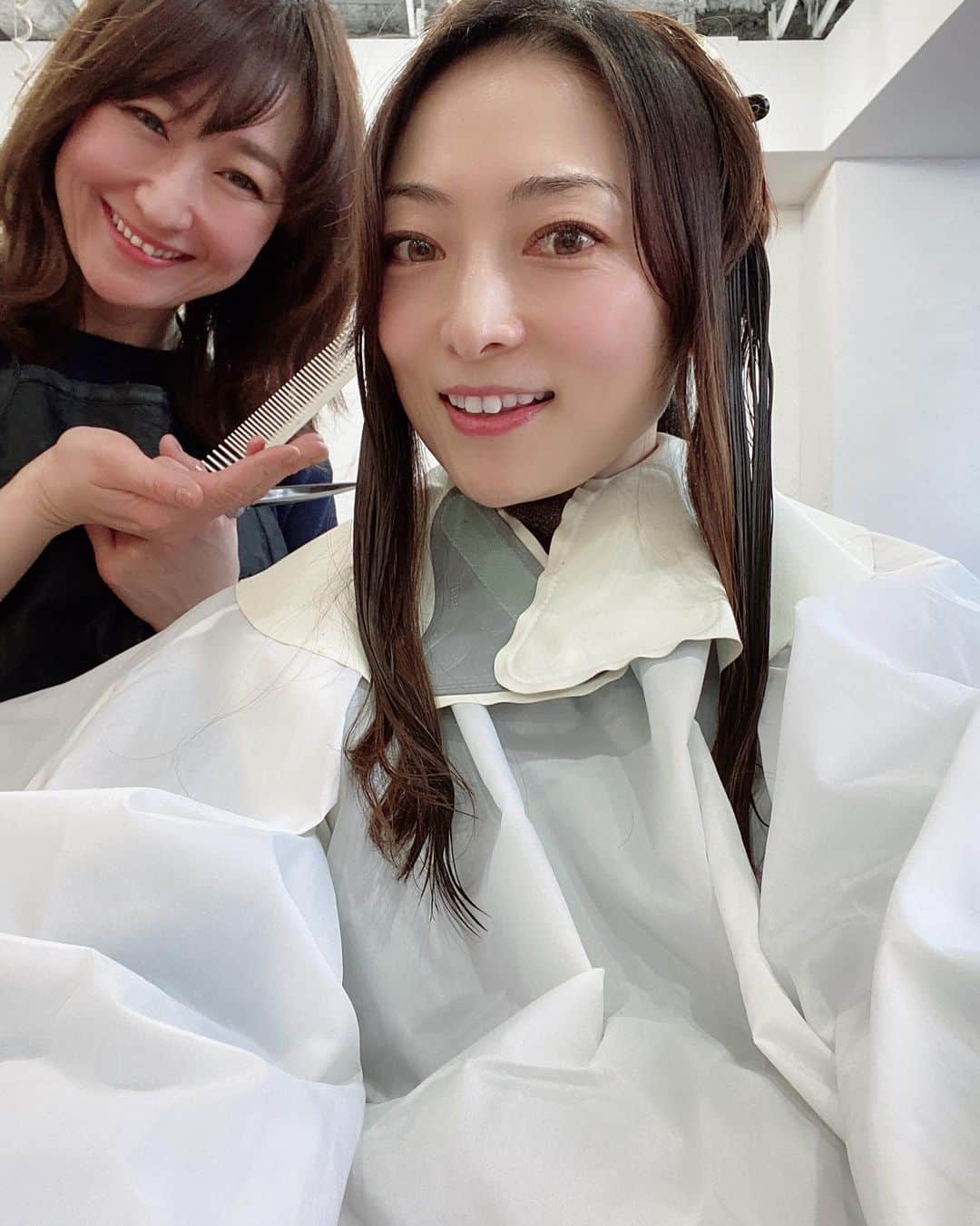 松本英子のインスタグラム：「しれ〜っと髪を切りましたが... この前のライブの日に駆け込みで ヘアメイクのケリーちゃん（from 秋田）にバッサリ行って貰ったのでした❗️ 久々に短くして気分も軽くなりました〜 髪型を変えてみたり、毎日の生活スタイルの何か一つでも新しくしてみたりとか、ホントに大事だなぁとしみじみ。 とはいえ髪伸びる速度が人の倍くらい早いので😅多分すぐにロングになるけどもw しばしの間は楽しもうと思いまーす❣️ 切って貰ってる間、アシスタントの男の子をいじり倒して、、、めっちゃ面白かったなぁ😂 この話、いつかライブかradioで話したい🎧」