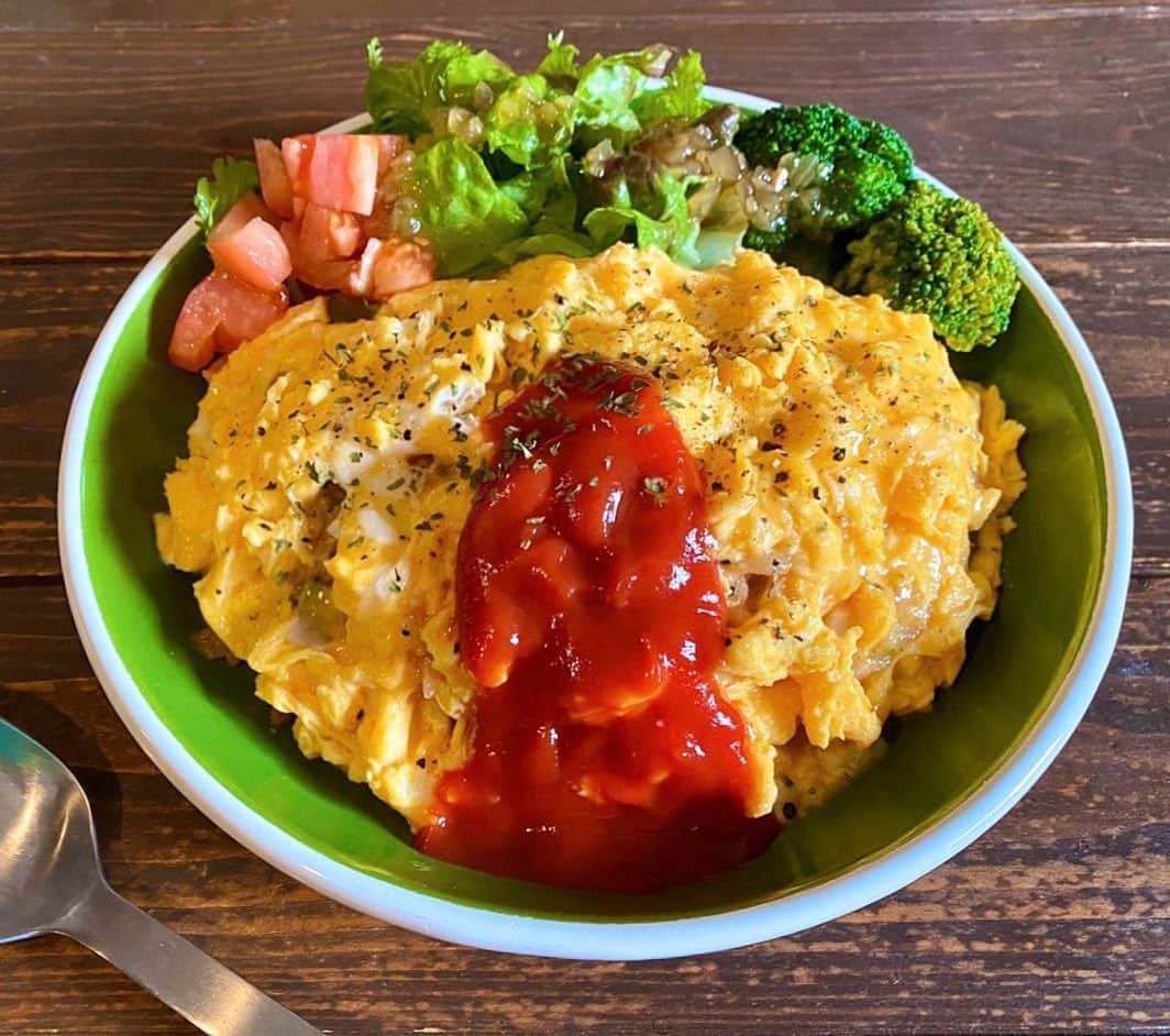 小鳥遊しほのインスタグラム：「おいしくてボリューミーなままオムライスのカロリーを下げる話。 . ■1パックあたり200kcalくらいの玄米を使う(普通のお米よりベチャッとせずに作れる&ビタミンBが多くて代謝アップ) ■具材はごはんと同量くらいの量(玉ねぎ1/4、キャベツ2枚、きのこ適量、鶏むね肉100g、的な)を油を使わず炒める。レンチンでもいい。 ■たまごは2個+卵白のみ3個分にする . で、普通の手順でオムライスをつくる！と！ . タンパク質・ビタミン・食物繊維などがアップして糖・脂質がダウン。 . ケチャップは控えめにして塩胡椒で味をしめるのも大事。ケチャップはカロリーが高いのでね😂🍅👌 . #オムライス #ダイエット #料理 #料理初心者 #おうちごはん #痩せる #ダイエットレシピ #小鳥飯 #おいしいもの大好き」