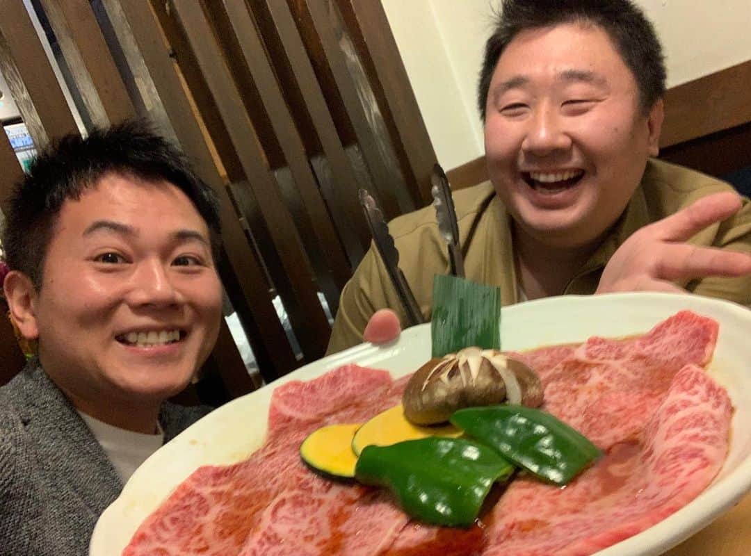 のインスタグラム：「予約困難な焼肉「金竜山」へ。 どの部位も絶品。 シャトーブリアンはトロける旨さ。 そして焼いていただいたのは、フォーリンデブはっしーさん！ 贅沢極まりない焼肉を堪能させていただきました。 はっしーさんの友人とその彼女さんも、とてもいい人でした。  #焼肉 #炭火焼き  #炭火焼肉  #金竜山  #予約困難  #フォーリンデブはっしー  #シャトーブリアン  #和牛  #白金高輪  #白金高輪グルメ #港区グルメ  #東京グルメ #youtube #youtuber #わっきーtv #わっきー #食レポ #飯テロ #飯テログラム #飯テロ動画」
