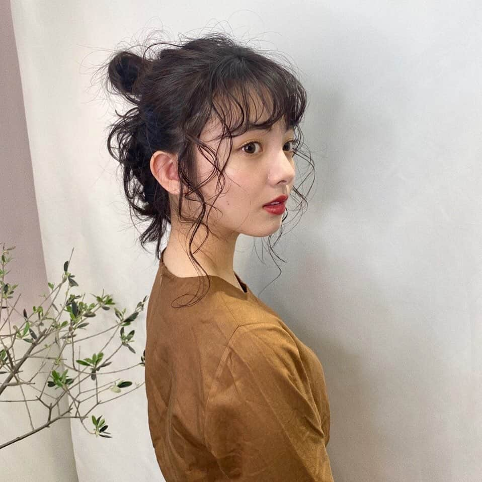 横山紗弓さんのインスタグラム写真 - (横山紗弓Instagram)「ㅤㅤ いつもお世話になってるELINで♡ 今日は同い年のまりなちゃんに 可愛くしてもらった⛄️🍂 女の子らしくお団子ヘアに〜！ 飲み友になる。決まり。 #elin #福岡美容室 #今泉美容室 #ヘアアレンジ」2月17日 13時36分 - 1129sym