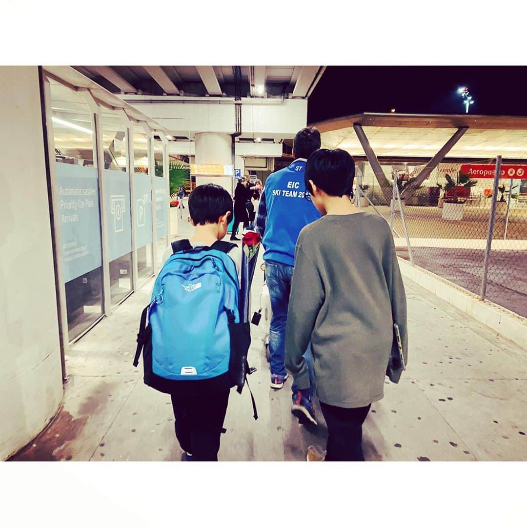 紗栄子さんのインスタグラム写真 - (紗栄子Instagram)「手荷物預ける時も重たい荷物乗せるのを自ら全部手伝ってくれて、ホテル出る時も忘れ物ないか最終チェックしてくれて、スタバ買う時もオーダーからピックアップまで全てのことをしてくれる...😳✨✨✨ 普段の生活でもあげたらキリがないくらい気が利いて率先して動いてくれる9歳児...。 私へのプレゼントの薔薇も移動中ずーっと持っていてくれました🌹 ほんと、、いい男👏✨✨✨✨ #マイメン#親バカゆるしてね 💘」2月17日 13時38分 - saekoofficial