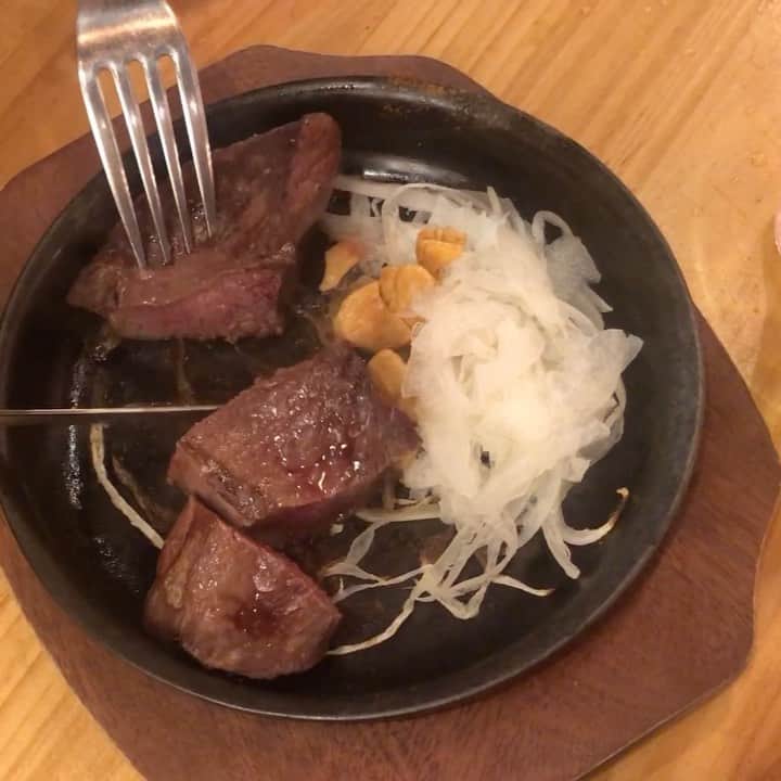 のインスタグラム：「飲食店を多数運営している 奴ダイニング（@yakkodiningpr ）さんの BEEF KITCHEN STAND代々木店 に行ってきました🍖💓 . 代々木駅から5分、  ビフテキ一皿290円🥩. 安く美味しく手軽なコスパ最強の肉居酒屋さんです\( ˆoˆ)/\(ˆoˆ )/🍺🌸. . 堪能したのは2時間飲み放題付きののんべえコース🍺 名物ビフテキ、牛ハツのレアロースト、ビールなどをいただきました♡ . 会社帰りに是非💓 #代々木グルメ #代々木ディナー #ビーフキッチンスタンド #肉バル #酒場 わたしこの日薬との飲みあわせで酔っ払ってしまって、優しくしてくださったスタッフさんありがとうございました😭 大変申し訳ない。」