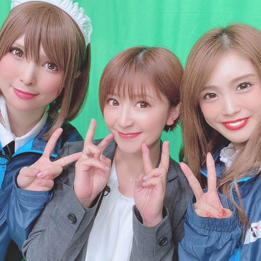 矢口真里さんのインスタグラム写真 - (矢口真里Instagram)「TOKYOMX『話題のアプリ ええじゃないか！』の写真達😁✨ この間収録の時に前髪分けてみたよーって写真と、 写真撮ってたらたまにこんな半目になるよねぇーって写真と、 昨年の忘年会のリスペクトしている柴田さんと心の優しいぺえちゃんとの３人での写真と、 優しいスタッフさん達との集合写真と、 最近の濃ゆい新メンバーとの写真と、 森脇さん元気ですかーって写真（かなり遡ったw）と、 つぼやん＆たっちゃんの先生の写真😁✨ ・ 長いことこの番組をやらせていただいていますが、いつも本当に和やかでアットホームな現場で、柴田さんやぺえちゃんから刺激や笑いをもらえるすごく大切な場所なんです😊✨ これからも当たり前と思わず、感謝して頑張っていきたいと思います！！ ・ ・ #TOKYOMX #話題のアプリええじゃないか #隔週木曜日 #深夜２５時４０分から ♡ #役立つアプリ #楽しいアプリ #沢山紹介してます ！！ #是非見てください 😁✨」2月17日 13時52分 - mariyaguchi_official