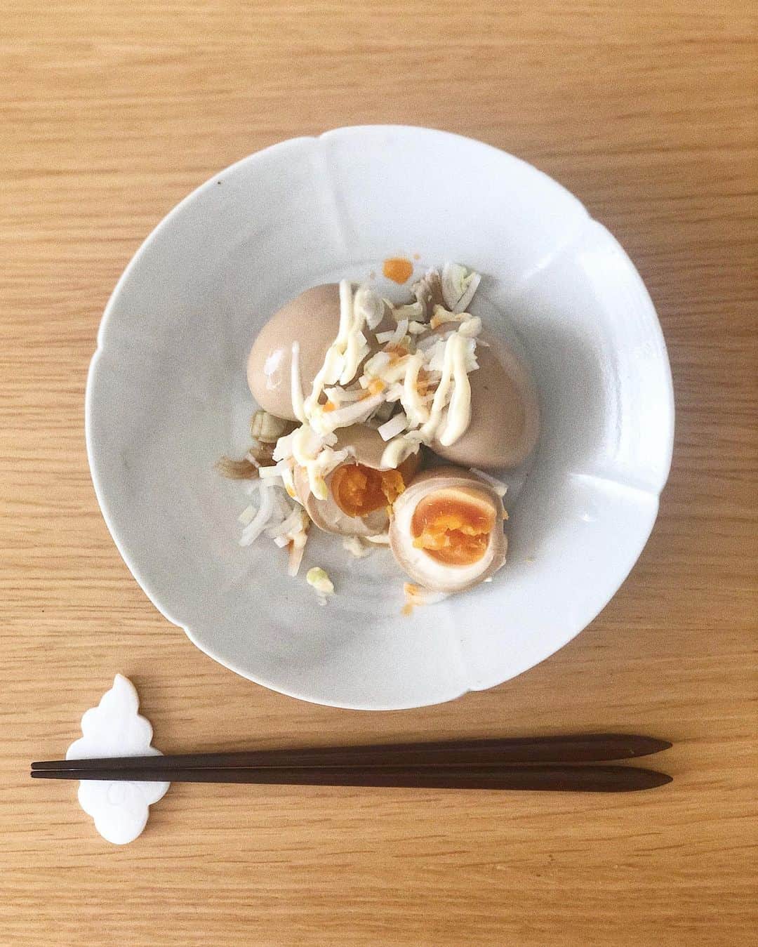 佐藤香菜さんのインスタグラム写真 - (佐藤香菜Instagram)「たまに質問いただく、 ダンナ作の煮卵はコチラです☝️ 作り方を教えてもらい、わたしも最近はたまに 仕込みを担当w ❶ 卵を立てたときの🥚↙︎下に当たる部分に マチ針などでゆっくり小さな穴をあけます。 (この一手間で、割れずにキレイな仕上がり) ❷ お湯が沸騰した状態に、卵を投入。 ゆで時間は[6分半］だそうです。 ❸ 6分半後、卵を冷水でサッと冷まして 殻をむきます。 ❹ 鍋に @yaizu_zempachi やいづ善八の 「香る鰹だし醤油」みりん、鷹の爪を入れて 一煮立ちさせておきます。 ❺ ガラス容器、タッパー、袋などに❸❹を入れて 冷蔵庫へ。 2〜3日すると味がしっかり染みた煮卵の完成！ うちはこの煮卵をたくさん消費するので 一度に10個くらい仕込みます😂 刻みネギやマヨネーズ、ラー油などをトッピングしても♪ ...写真の卵は小さめだったから固めの茹で加減だけど 普通サイズの卵だとトロッと半熟の仕上がりだよ！」2月17日 13時46分 - kana__sato622