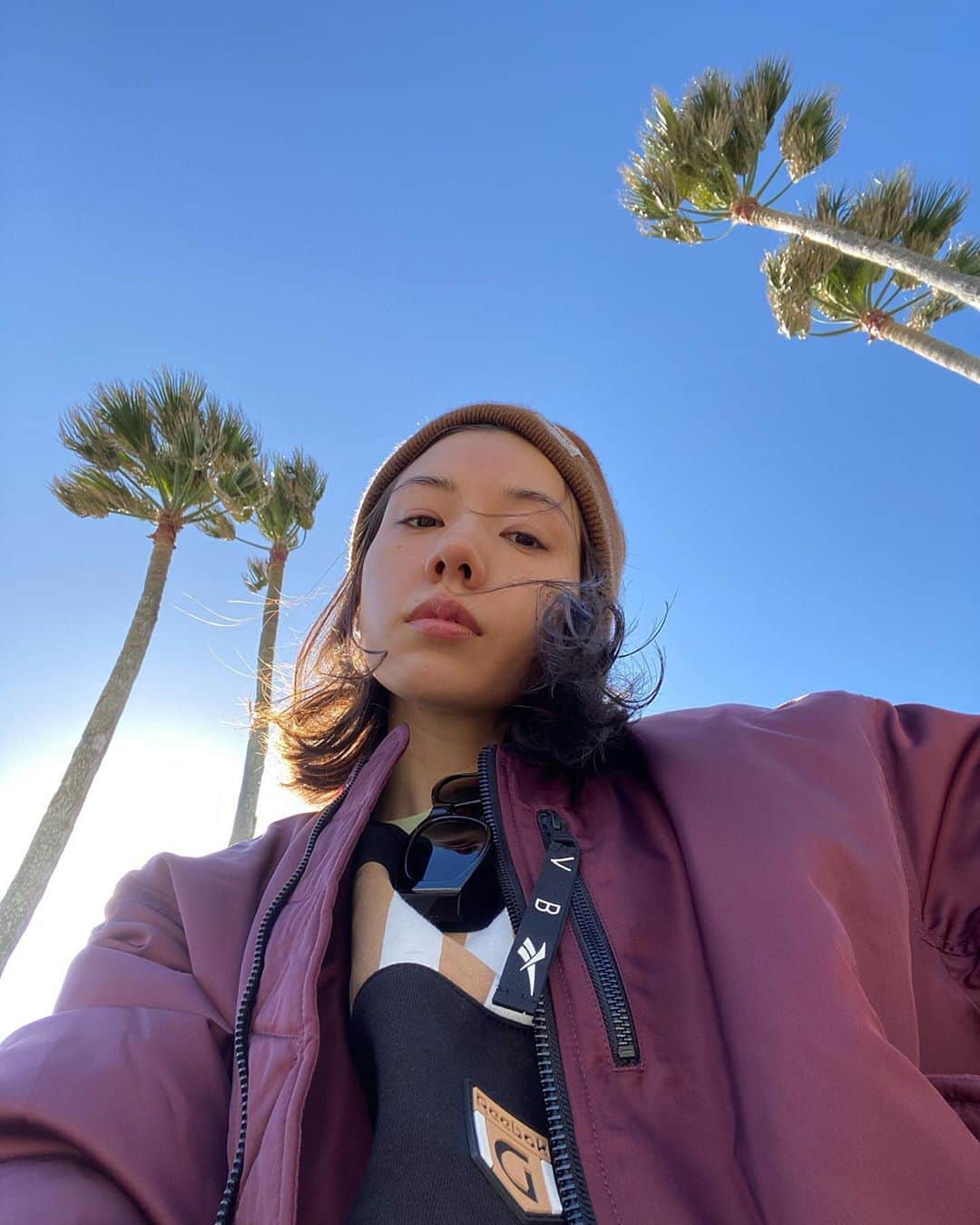 仲里依紗のインスタグラム：「. 撮影後メイクオフして 青空の下で映えスポット探してインスタ写真を撮る女優は私です💁🏻‍♀️ . #ヤシの木に青空で #いつでもLA風写真 #これで行った気になろう #LAロス😭🌴🇺🇸」