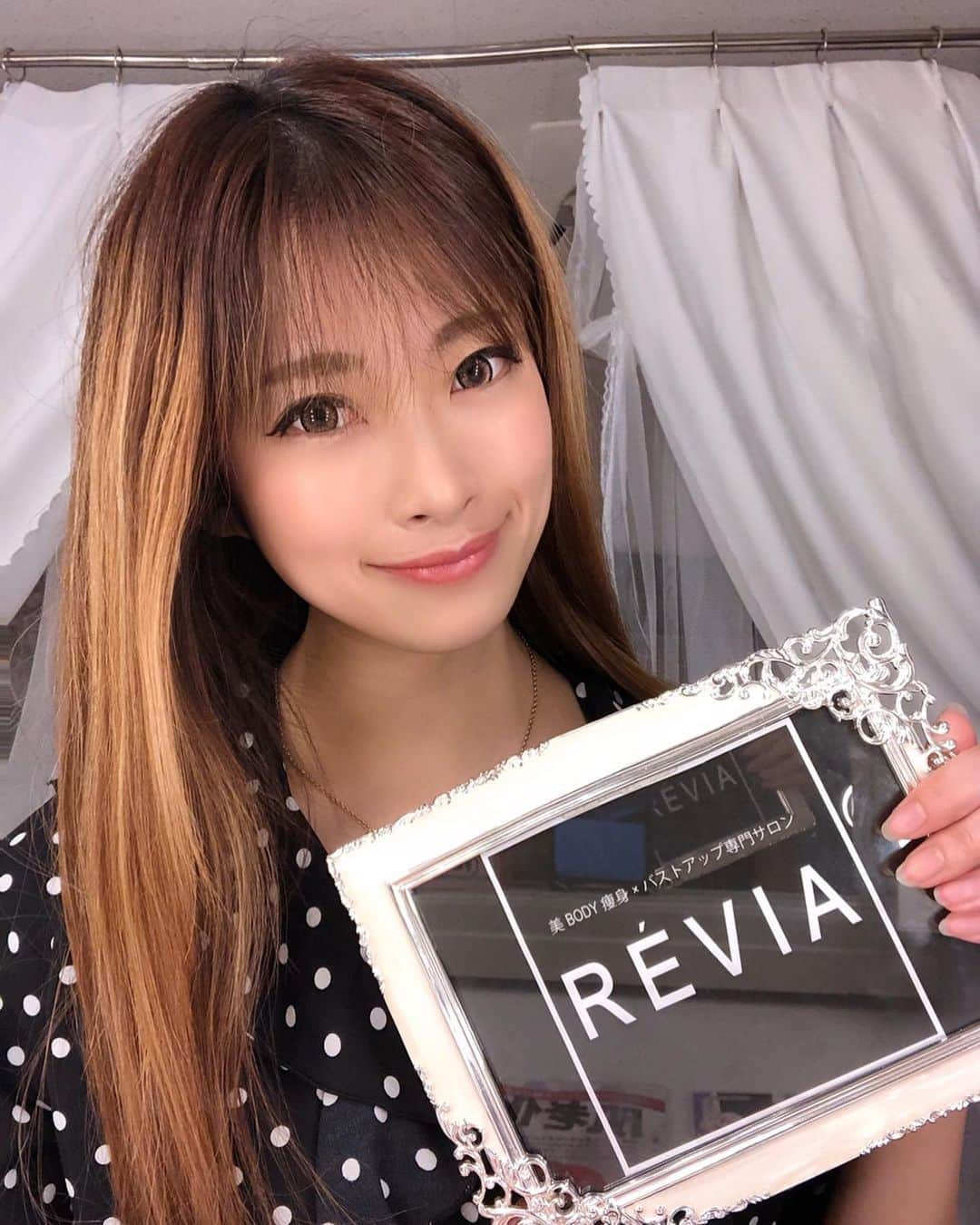 畑中香澄さんのインスタグラム写真 - (畑中香澄Instagram)「REVIA in Nagoya♡ 1ヶ月前にストーリーに載せた名古屋のエステサロン💆‍♀️ . 一番人気の豊胸レベルバストアップやってもらいました❤️ 貧乳だからずっとやってもらいたかったの！笑 . 巻き肩を治してもらいつつバストの位置UP&背中、二の腕のお肉を移動させてもらいました☺️✨ . @revia.nagoya の投稿に衝撃BeforeAfter載ってるから見てみて😍 . 名古屋行ったら毎回行きたい😭 や、毎回行く🥺🥺 . 他にも美容クリニックにあるハイドラも受けれるしとってもおすすめ❣️ . 炭酸ガスパックも整形レベル級に変わるの！！！ 10日使ってみて小じわ消えたしまた買って帰ってきたよ🥰 . #DJKASUMI #名古屋エステ  #バストアップサロン #炭酸ガスパック  #エニシーグローパック #美容オタク」2月17日 13時49分 - djkasumi_jpn