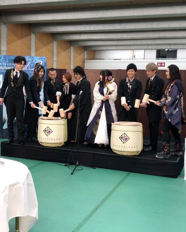 鈴華ゆう子のインスタグラム：「Why does Daisuke only have small hanmer?!! It’s so funny^^HaHaHa!! なぜ、大さんのハンマーだけ小さいのか…ステージ上でメンバーは大さんさすがもってるなぁと大爆笑でした。笑いの神降臨。面白かった。」