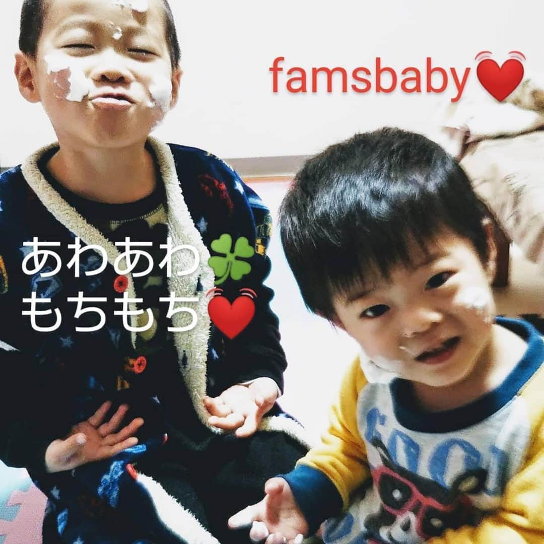 Fam's Baby ファムズベビーさんのインスタグラム写真 - (Fam's Baby ファムズベビーInstagram)「カサカサ乾燥肌が改善できて嬉しいです☁️✨ バリア機能が弱まると外部刺激が起こりやすく、痒くなり、痒いてしまい炎症を起こす…😭 就寝時にお子様がお布団の中でお肌をボリボリしてる事あると思います😭 花粉もブロックできますので、この時期しっかりバリアケアしたいですね☁️ ・ ・ #ファムズベビー#乾燥肌対策#敏感肌改善#肌トラブル改善#花粉対策#ゆらぎ肌#お肌の悩み -----------------------------------------------♡ Repost @3sans_mama 様から素敵なお写真お借りしました✨ ・・・ インスタで発見してそこから使いだして約１ヶ月半。 親譲りの超がつくほど乾燥肌で、冬場はカッサカサのおちびさんたち😭 famsbabyのおかげではだがもっちもちになってきました‼️‼️ 私も子供のときから乾燥ひどくてカッサカサで色々試したけどオイル系は赤くなり痒みもでてNG、保湿クリームもべたべたするだけで浸透せず💦 長年（いくつだという話笑っ）探しつづけていた商品にやっっと巡り会えました💓💓💓 長男は全身弧な吹いたみたいにザラザラしてて、次男は鼻水で鼻の下が荒れ、三男は生まれつき胸元が湿疹みたいに乾燥で荒れてて三人とも日焼け止めとかでも痒み出やすいタイプだから不純物が入ってない新生児から使えるようなものをさがしつづけて偶然発見したあわもちのこちらの商品😭 使い始めて一週間ほどで三人ともカサカサからもっちもちはだになりました🎵 私も子どもたちに塗った残りを顔とかに塗ってたら、カサカサがもっちりになり、冬場は目の周りが荒れて痒かったのが改善されました💓💓 今ではお風呂あがりに次男があわあわ～❤️ていって自分たちであわあわぬりぬりしてます😊 今後もfamsbabyの商品使い続けてますますバリア機能高めたいなぁ❤️ #famsbaby #もちもち泡 #乾燥肌にオススメ  #新生児から使える」2月17日 13時53分 - famsbaby