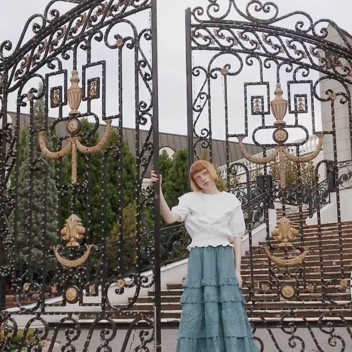 のインスタグラム：「RUBY AND YOU 2020 SPRING/SUMMER COLLECTION . "LITTLE TREAT" . インスタをしばらくお休みしていたので わたしのアカウントでのお知らせが遅くなってしまった💨 RUBY 春夏の先行受注 第三弾 ただいま開催中です🦢 明日14:00までお受けしております! . 今回のラインナップは、 ・ボリュームカラーブラウス ・メロウリブフレンチスリーブトップス ・サスペンダーマットサテンスカート ・バックオープンロゴバイカラーキャミソール ・キーネックTシャツワンピース ・oui刺繍キャップ ・フィルムフォトプリントTシャツ ・フィルムフォトプリントサコッシュ ・クリアフレームサングラス となっています。 (スライドしてね👉🏼) 既に完売となっていたり 残りわずかなアイテムもありますので、 気になるアイテムがある方は ぜひお早めにweb storeをご覧ください🛒✴︎ 残り24時間.... 明日14:00まで! @ruby_and_you」