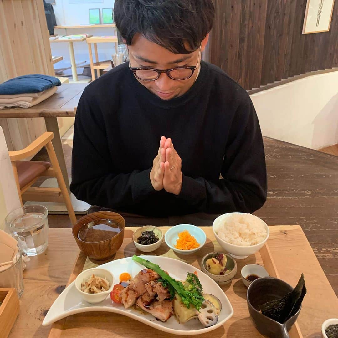 小林悠さんのインスタグラム写真 - (小林悠Instagram)「OFFの日のランチ🍴  アスリートなのでOFFの日のランチも栄養面やバランスなども考えて食べてます😌  今日は自然食レストランで奥さんとランチ🍴  怪獣🦖2人が幼稚園に行ってる間にゆっくりとランチすることが出来ました😋  OFFなのでデザートも食べちゃいました^_^ 奥さんと半分こですが😋  そろそろ怪獣🦖達が帰ってくるので公園にでも連れて行こうかと思います😁  明日も練習頑張ります！  あっ！ パーマかけたので感想お待ちしております！笑」2月17日 13時58分 - kobayashiyu11