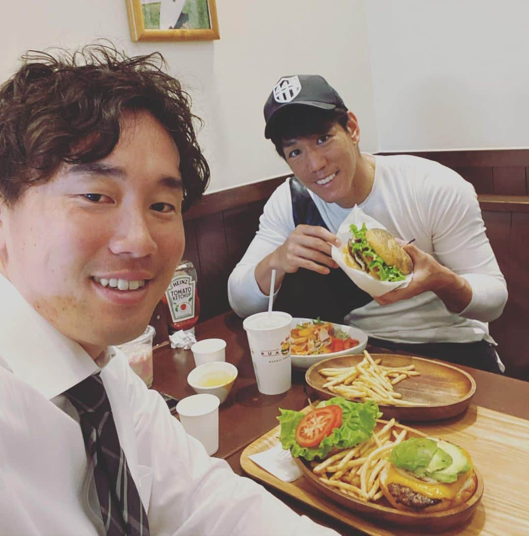 荒波翔さんのインスタグラム写真 - (荒波翔Instagram)「今日は沖縄帰りの西森とランチ🍔 沖縄帰りで焼けてる☀️ これから打ち合わせらしい。 頑張ってます🤗 僕もスクール行ってきますᕦ(ò_óˇ)ᕤ」2月17日 13時59分 - shoshoshonosho.4