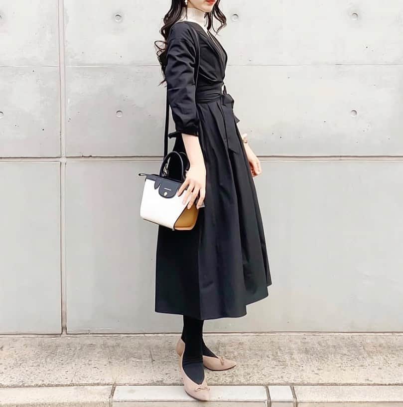 Gu ジーユー さんのインスタグラム写真 Gu ジーユー Instagram カシュクールワンピースコーデをpick Up カシュクール が華やかな印象のワンピース フロントのデザインが おしゃれで大人っぽい とっても素敵な着こなしです ロングのスカート丈も トレンドで