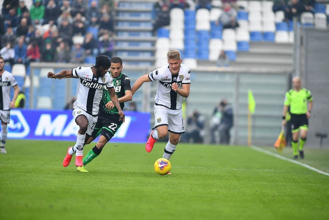 ジェルヴィーニョさんのインスタグラム写真 - (ジェルヴィーニョInstagram)「+3  Great team effort!!! #ForzaParma 💛💙 • • • • • • • ——————————————————————— @andreacantini.photos 📸 @parmacalcio1913 ⚽️ @andreascornelius thanks 🎯 ———————————————————————- #parma #sassuolo #gameday #win #goal #seriea #calcio #teamg27 #team225 #instamoment #italia #picoftheday #happyday #sunday #footballlife」2月17日 5時29分 - gervinhofficial